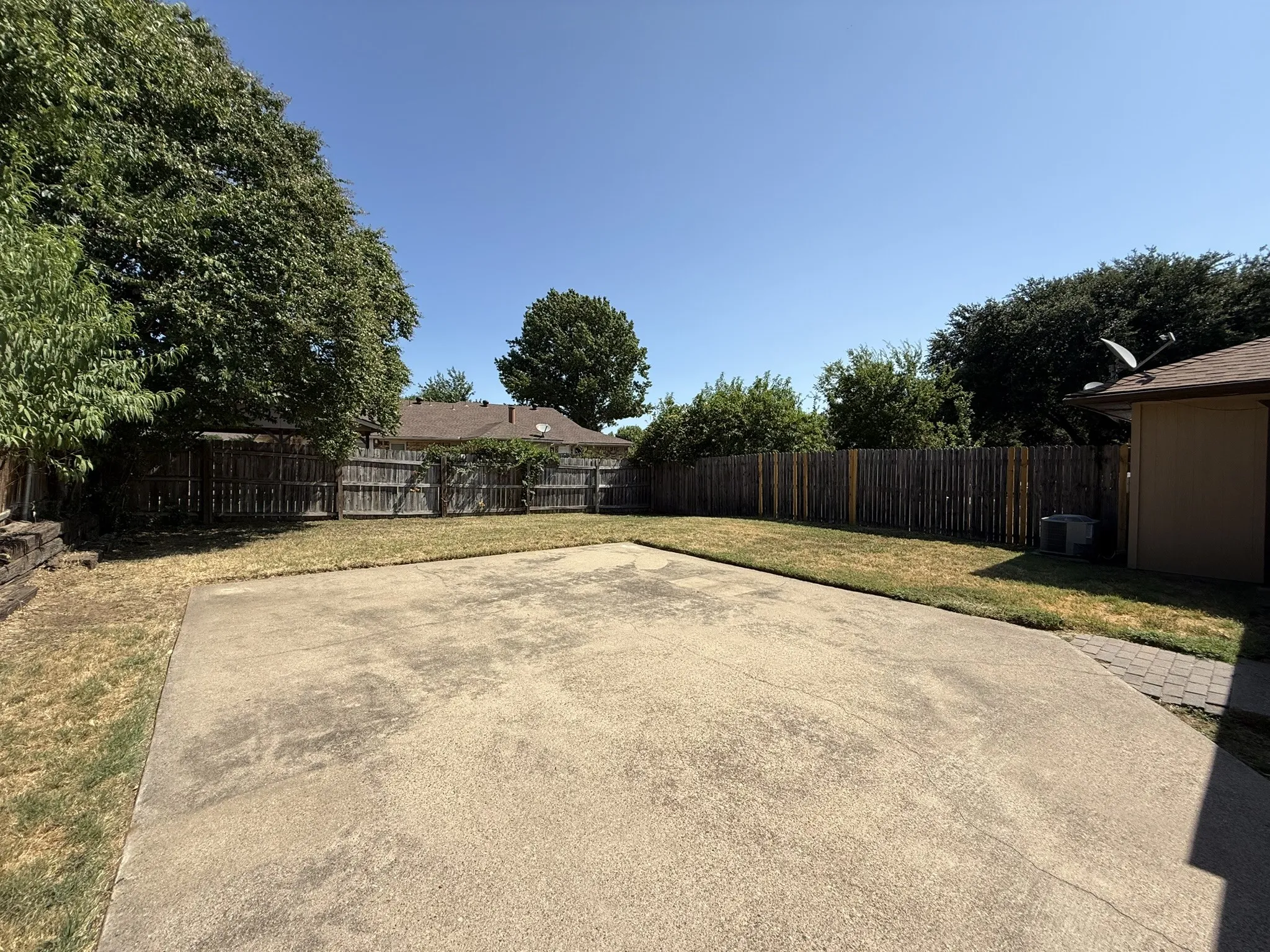 Townhouse For Sale in Tarrant County , 2317 Aquaduct Drive, Bedford, Texas 76022, 2 Bedroom, 1 Bathroom, Garage spaces, 1,038 Sqft, built in 1985, mls#21350103, Real Estate Agent in Bedford, Homes For Sale in Tarrant county, Homes For Sale in Bedford, Realtor in Bedford Texas, Real Estate Brokerage Independent Realty Texas, Luminita Cordes Realtor
