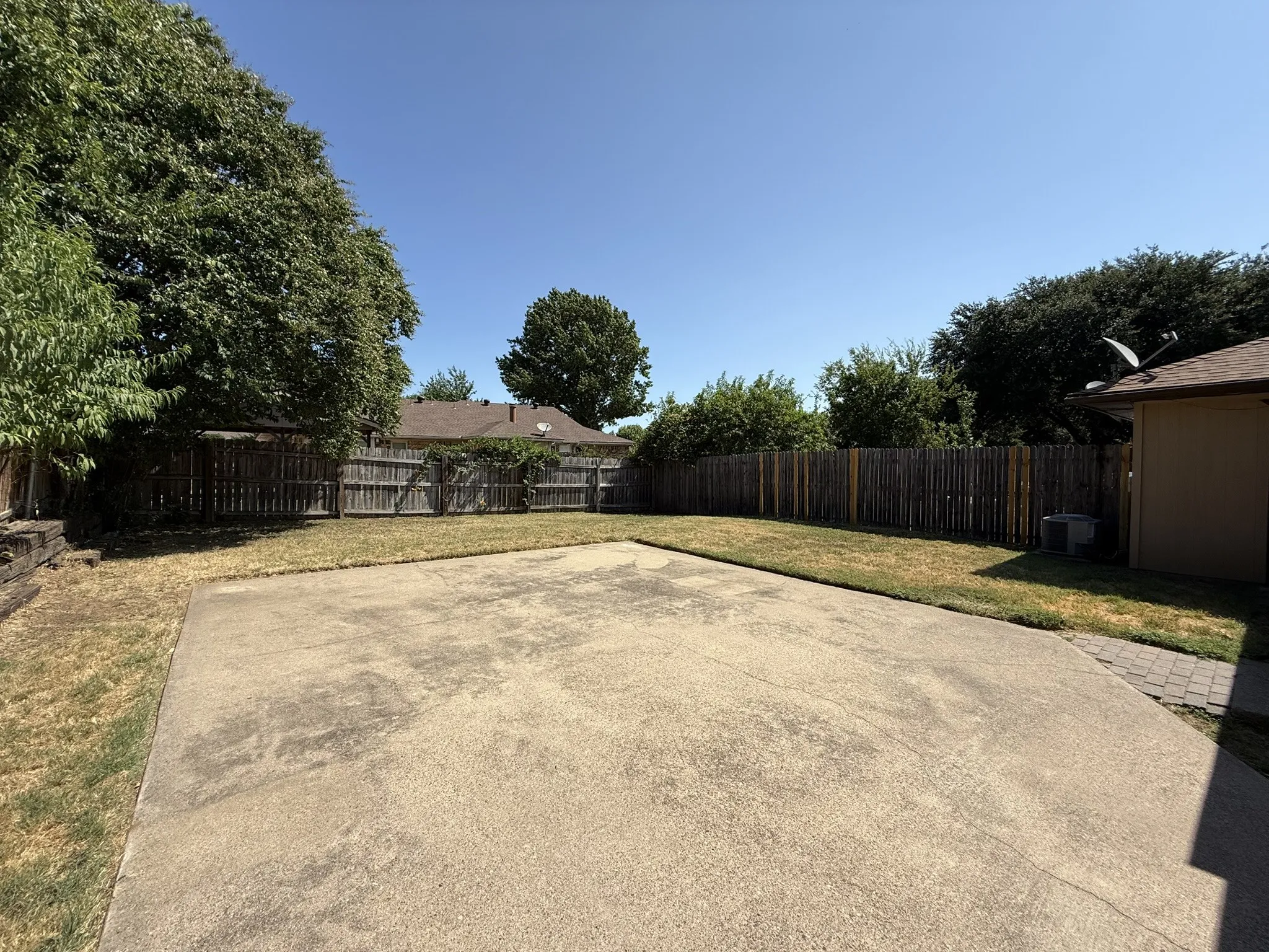 Townhouse For Sale in Tarrant County , 2317 Aquaduct Drive, Bedford, Texas 76022, 2 Bedroom, 1 Bathroom, Garage spaces, 1,038 Sqft, built in 1985, mls#21350103, Real Estate Agent in Bedford, Homes For Sale in Tarrant county, Homes For Sale in Bedford, Realtor in Bedford Texas, Real Estate Brokerage Independent Realty Texas, Luminita Cordes Realtor