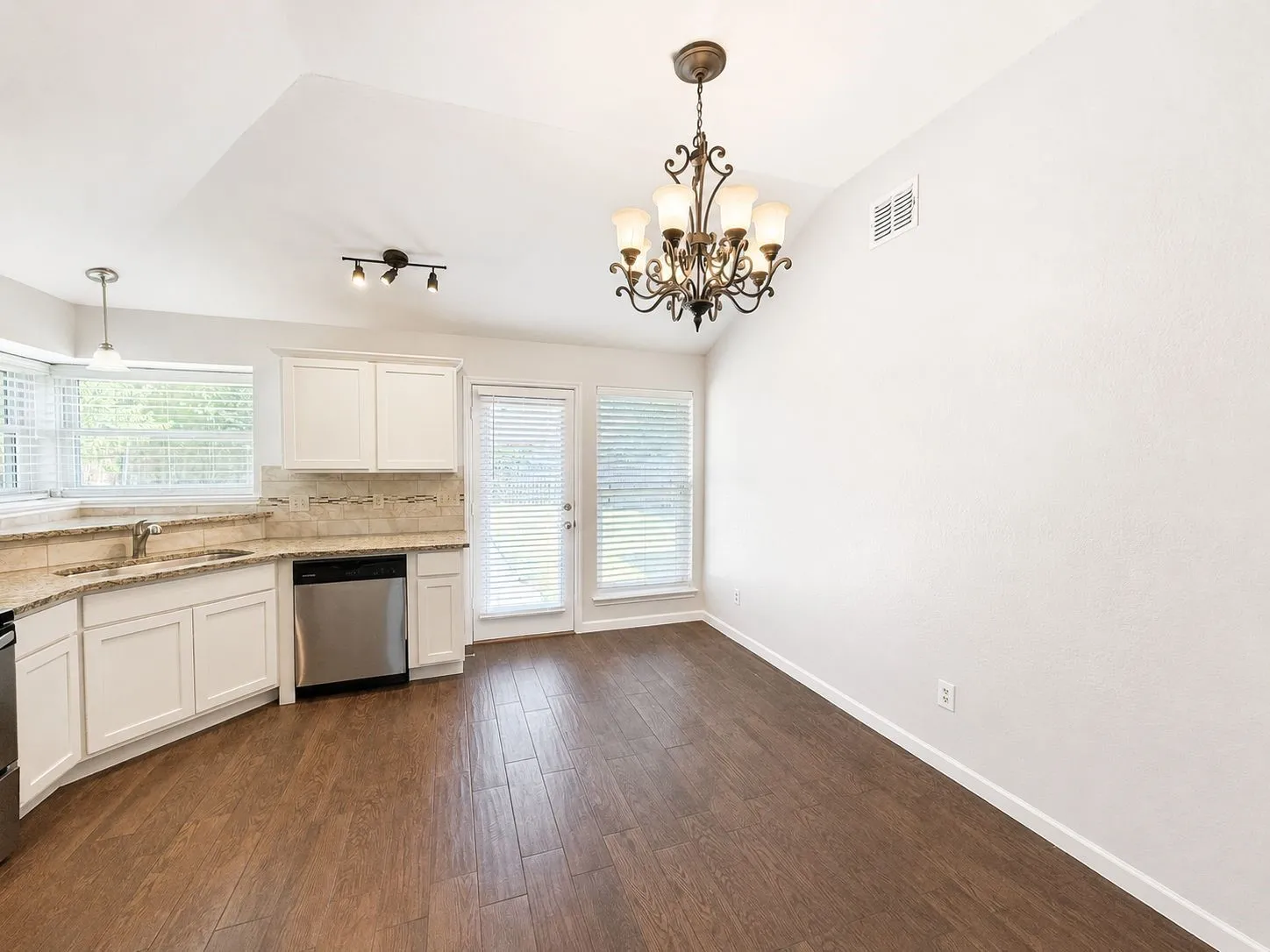 Townhouse For Sale in Tarrant County , 2317 Aquaduct Drive, Bedford, Texas 76022, 2 Bedroom, 1 Bathroom, Garage spaces, 1,038 Sqft, built in 1985, mls#21350103, Real Estate Agent in Bedford, Homes For Sale in Tarrant county, Homes For Sale in Bedford, Realtor in Bedford Texas, Real Estate Brokerage Independent Realty Texas, Luminita Cordes Realtor