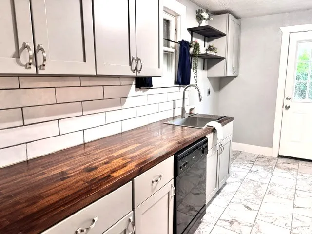 Single Family Residence For Sale in Tarrant County , 4619 Parrish Road, Haltom City, Texas 76117, 2 Bedroom, 1 Bathroom, 1 Garage spaces, 1,196 Sqft, built in 1945, mls#21353160, Real Estate Agent in Haltom City, Homes For Sale in Tarrant county, Homes For Sale in Haltom City, Realtor in Haltom City Texas, Real Estate Brokerage Independent Realty Texas, Luminita Cordes Realtor