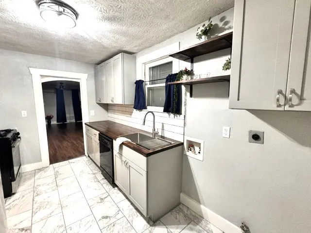 Single Family Residence For Sale in Tarrant County , 4619 Parrish Road, Haltom City, Texas 76117, 2 Bedroom, 1 Bathroom, 1 Garage spaces, 1,196 Sqft, built in 1945, mls#21353160, Real Estate Agent in Haltom City, Homes For Sale in Tarrant county, Homes For Sale in Haltom City, Realtor in Haltom City Texas, Real Estate Brokerage Independent Realty Texas, Luminita Cordes Realtor