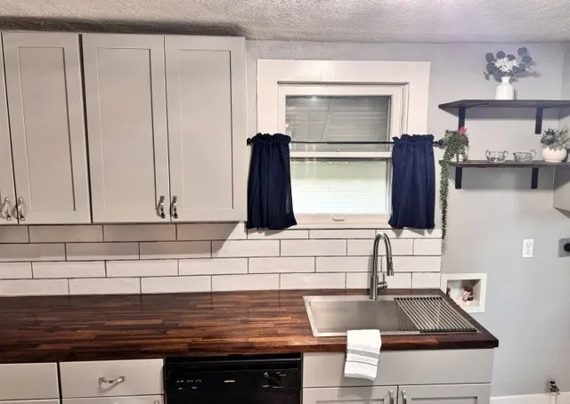 Single Family Residence For Sale in Tarrant County , 4619 Parrish Road, Haltom City, Texas 76117, 2 Bedroom, 1 Bathroom, 1 Garage spaces, 1,196 Sqft, built in 1945, mls#21353160, Real Estate Agent in Haltom City, Homes For Sale in Tarrant county, Homes For Sale in Haltom City, Realtor in Haltom City Texas, Real Estate Brokerage Independent Realty Texas, Luminita Cordes Realtor