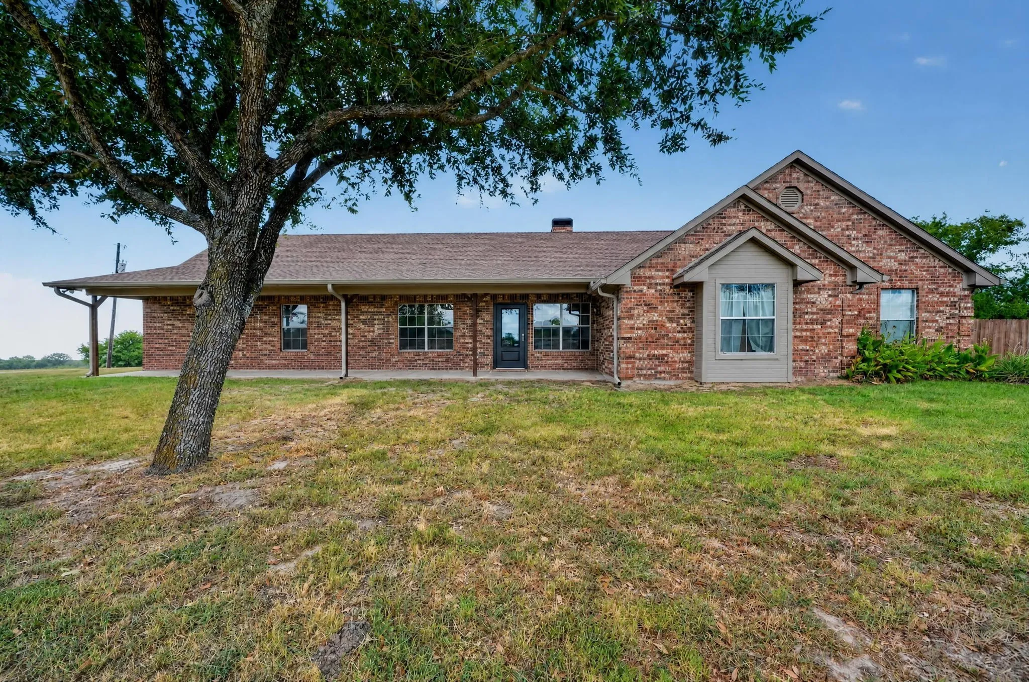 Single Family Residence For Sale in Kaufman County , 8023 Fm 429, Kaufman, Texas 75142, 3 Bedroom, 2 Bathroom, 2 Garage spaces, 2,065 Sqft, built in 2003, mls#21350410, Real Estate Agent in Kaufman, Homes For Sale in Kaufman county, Homes For Sale in Kaufman, Realtor in Kaufman Texas, Real Estate Brokerage Independent Realty Texas, Luminita Cordes Realtor