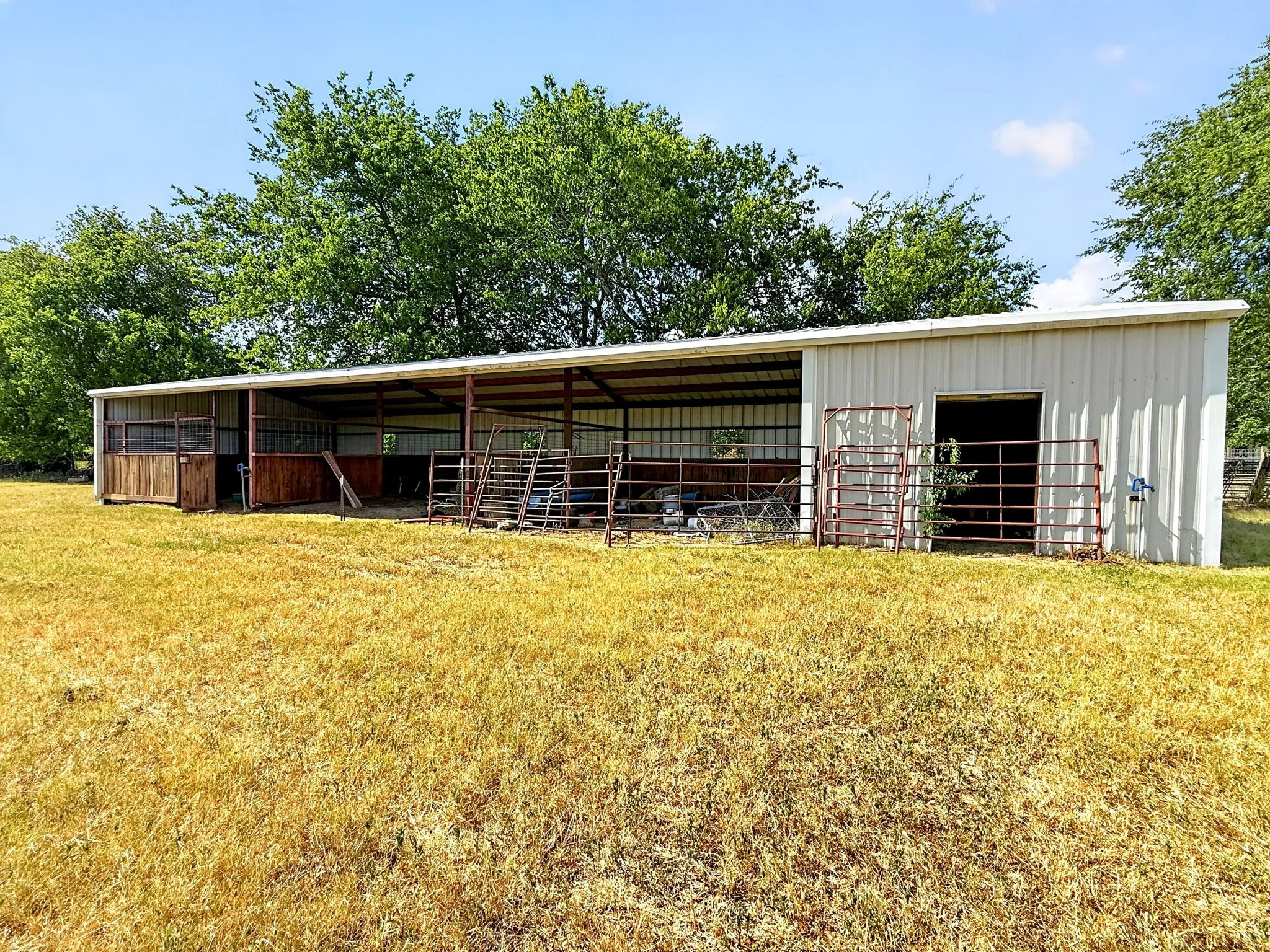 Single Family Residence For Sale in Kaufman County , 8023 Fm 429, Kaufman, Texas 75142, 3 Bedroom, 2 Bathroom, 2 Garage spaces, 2,065 Sqft, built in 2003, mls#21350410, Real Estate Agent in Kaufman, Homes For Sale in Kaufman county, Homes For Sale in Kaufman, Realtor in Kaufman Texas, Real Estate Brokerage Independent Realty Texas, Luminita Cordes Realtor