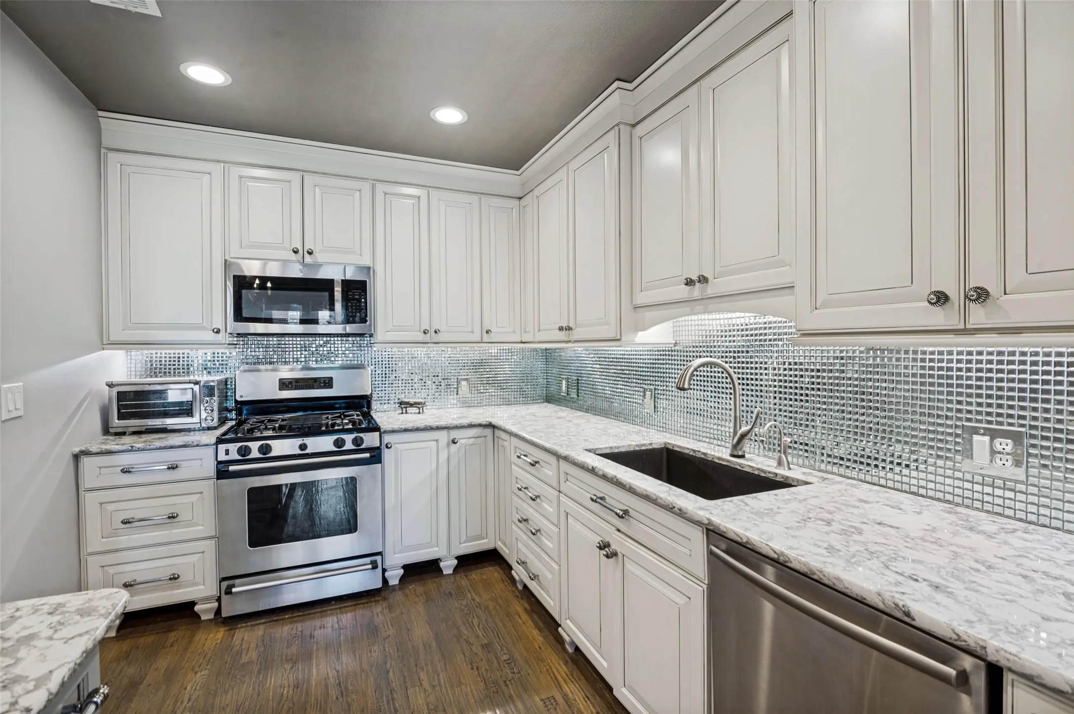 Condominium For Sale in Dallas County , 5055 Addison Circle 423, Addison, Texas 75001, 2 Bedroom, 2 Bathroom, 2 Garage spaces, 1,979 Sqft, built in 2000, mls#21358256, Real Estate Agent in Addison, Homes For Sale in Dallas county, Homes For Sale in Addison, Realtor in Addison Texas, Real Estate Brokerage Independent Realty Texas, Luminita Cordes Realtor