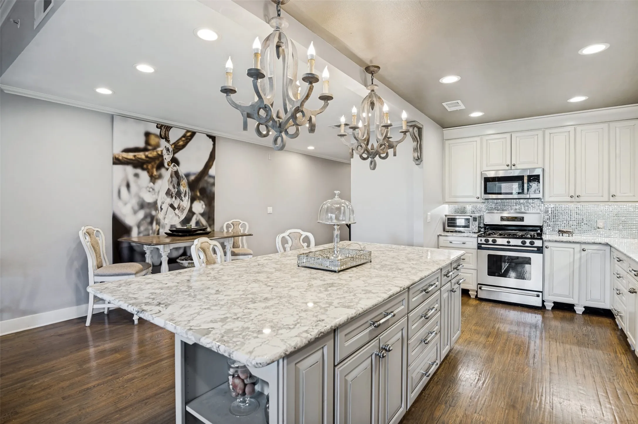 Condominium For Sale in Dallas County , 5055 Addison Circle 423, Addison, Texas 75001, 2 Bedroom, 2 Bathroom, 2 Garage spaces, 1,979 Sqft, built in 2000, mls#21358256, Real Estate Agent in Addison, Homes For Sale in Dallas county, Homes For Sale in Addison, Realtor in Addison Texas, Real Estate Brokerage Independent Realty Texas, Luminita Cordes Realtor