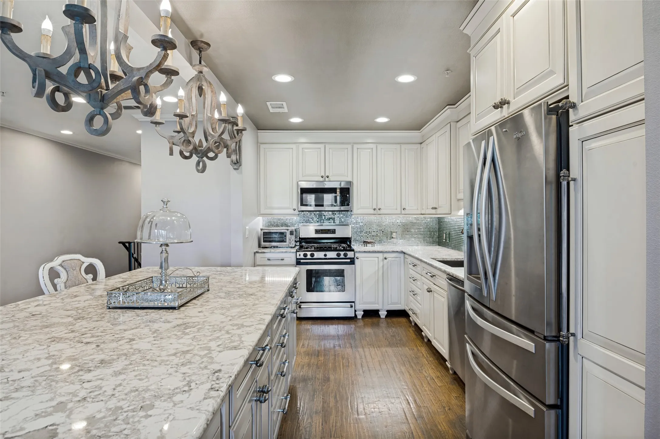 Condominium For Sale in Dallas County , 5055 Addison Circle 423, Addison, Texas 75001, 2 Bedroom, 2 Bathroom, 2 Garage spaces, 1,979 Sqft, built in 2000, mls#21358256, Real Estate Agent in Addison, Homes For Sale in Dallas county, Homes For Sale in Addison, Realtor in Addison Texas, Real Estate Brokerage Independent Realty Texas, Luminita Cordes Realtor