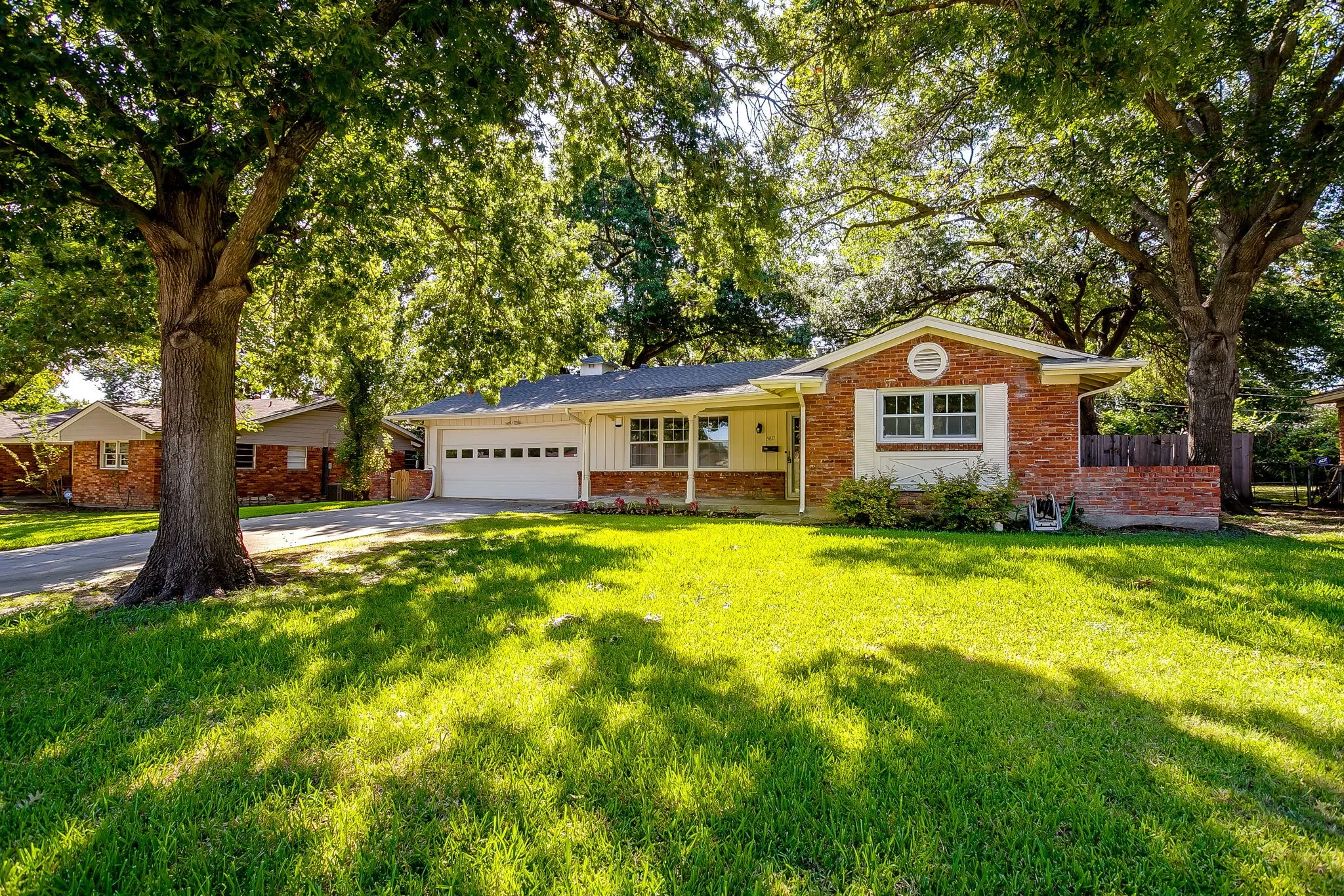 Single Family Residence For Sale in Tarrant County , 5817 Trail Lake Drive, Fort Worth, Texas 76133, 3 Bedroom, 2 Bathroom, 2 Garage spaces, 1,976 Sqft, built in 1958, mls#21349806, Real Estate Agent in Fort Worth, Homes For Sale in Tarrant county, Homes For Sale in Fort Worth, Realtor in Fort Worth Texas, Real Estate Brokerage Independent Realty Texas, Luminita Cordes Realtor