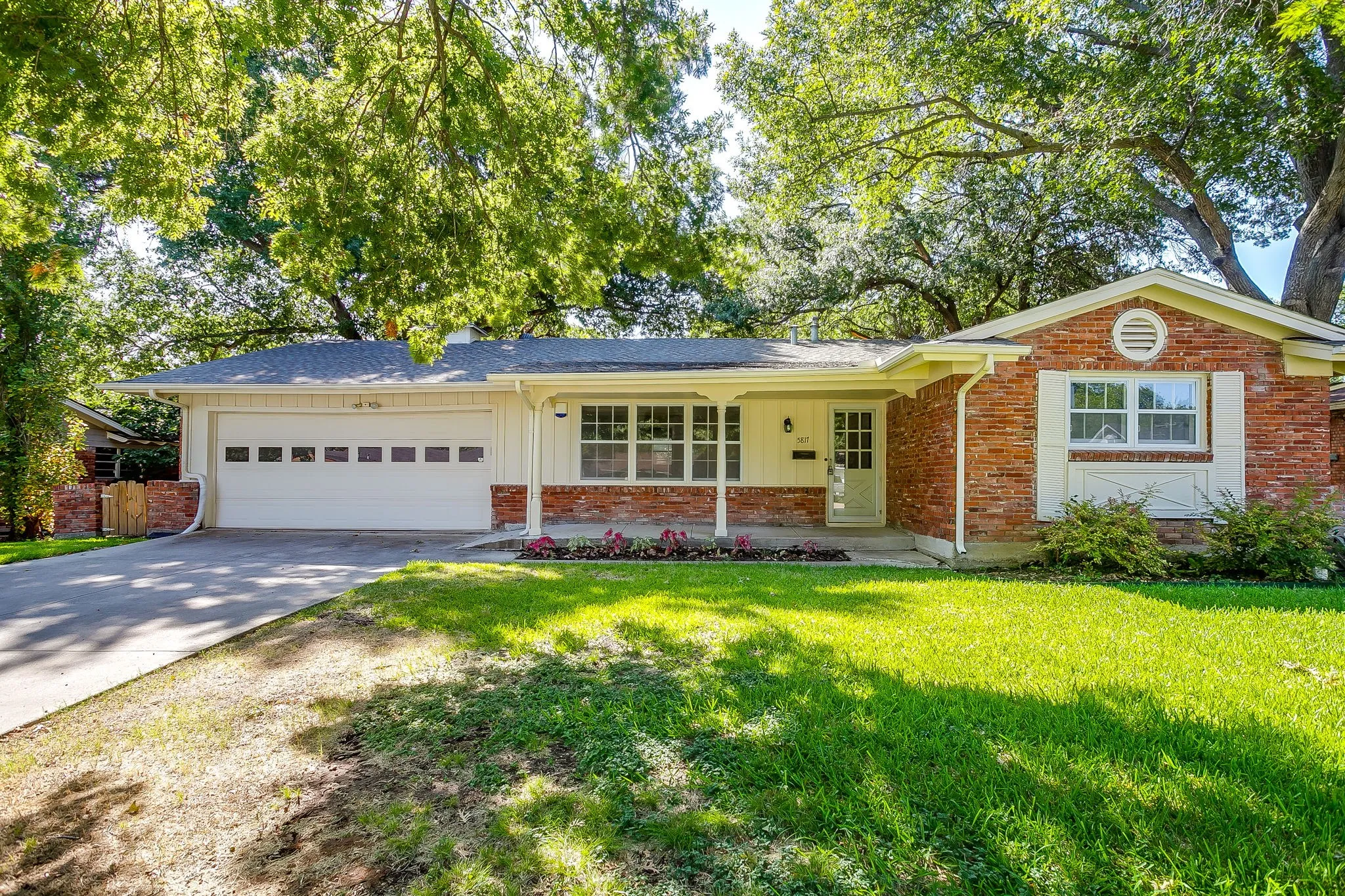 Single Family Residence For Sale in Tarrant County , 5817 Trail Lake Drive, Fort Worth, Texas 76133, 3 Bedroom, 2 Bathroom, 2 Garage spaces, 1,976 Sqft, built in 1958, mls#21349806, Real Estate Agent in Fort Worth, Homes For Sale in Tarrant county, Homes For Sale in Fort Worth, Realtor in Fort Worth Texas, Real Estate Brokerage Independent Realty Texas, Luminita Cordes Realtor