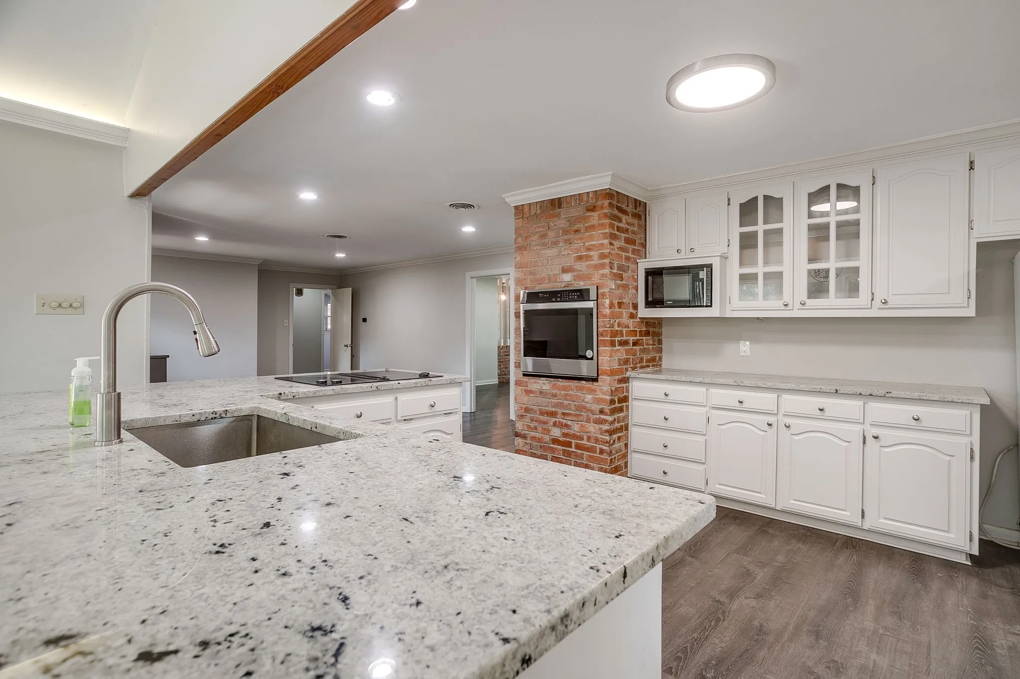 Single Family Residence For Sale in Tarrant County , 5817 Trail Lake Drive, Fort Worth, Texas 76133, 3 Bedroom, 2 Bathroom, 2 Garage spaces, 1,976 Sqft, built in 1958, mls#21349806, Real Estate Agent in Fort Worth, Homes For Sale in Tarrant county, Homes For Sale in Fort Worth, Realtor in Fort Worth Texas, Real Estate Brokerage Independent Realty Texas, Luminita Cordes Realtor