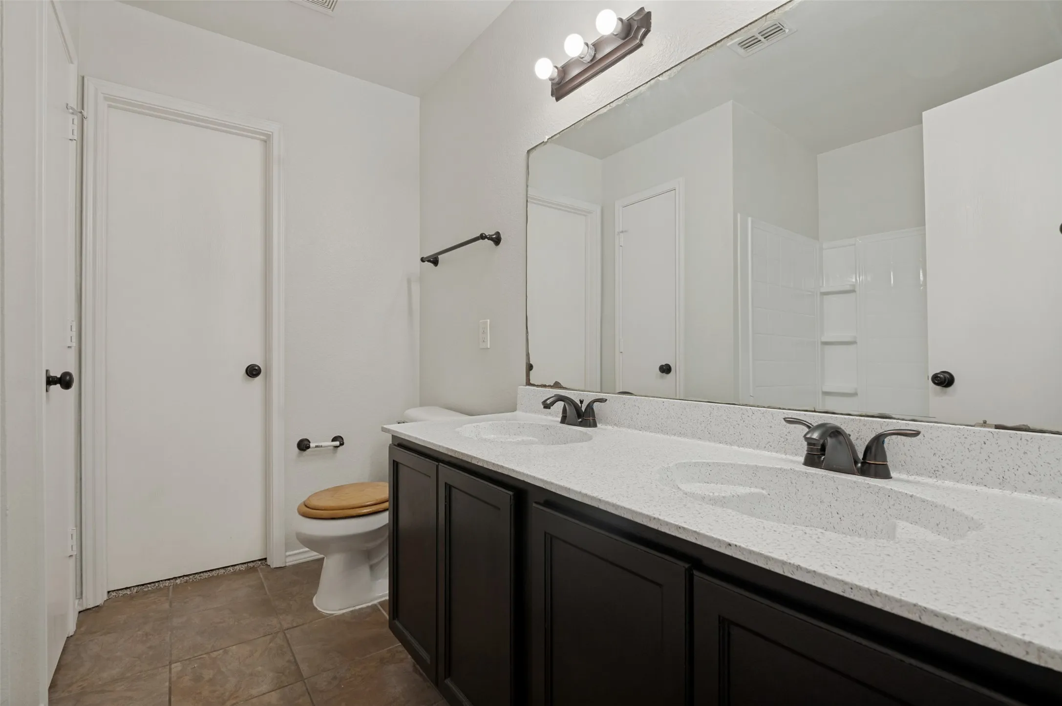 Single Family Residence For Sale in Dallas County , 1030 April Showers Lane, Lancaster, Texas 75134, 3 Bedroom, 3 Bathroom, 2 Garage spaces, 2,771 Sqft, built in 2005, mls#21358152, Real Estate Agent in Lancaster, Homes For Sale in Dallas county, Homes For Sale in Lancaster, Realtor in Lancaster Texas, Real Estate Brokerage Independent Realty Texas, Luminita Cordes Realtor