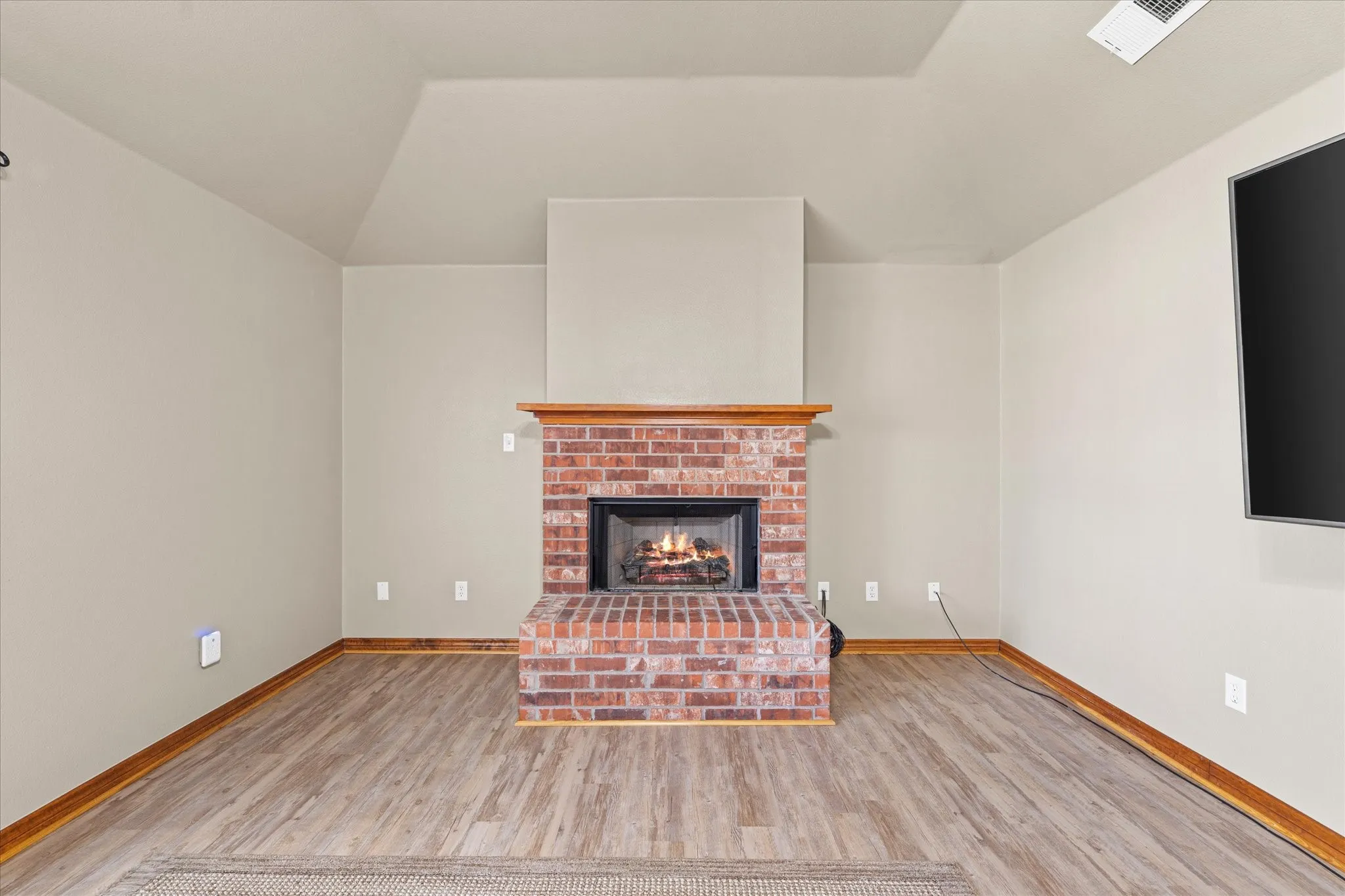 Single Family Residence For Sale in Hunt County , 763 County Road 3505, Quinlan, Texas 75474, 3 Bedroom, 3 Bathroom, 2 Garage spaces, 1,538 Sqft, built in 2003, mls#21358316, Real Estate Agent in Quinlan, Homes For Sale in Hunt county, Homes For Sale in Quinlan, Realtor in Quinlan Texas, Real Estate Brokerage Independent Realty Texas, Luminita Cordes Realtor