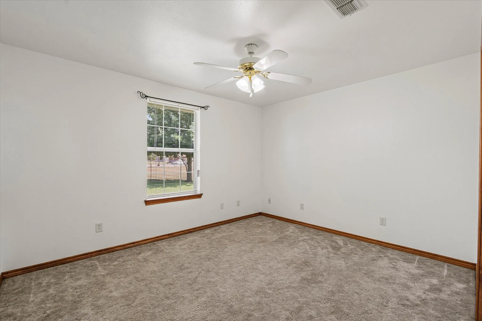 Single Family Residence For Sale in Hunt County , 763 County Road 3505, Quinlan, Texas 75474, 3 Bedroom, 3 Bathroom, 2 Garage spaces, 1,538 Sqft, built in 2003, mls#21358316, Real Estate Agent in Quinlan, Homes For Sale in Hunt county, Homes For Sale in Quinlan, Realtor in Quinlan Texas, Real Estate Brokerage Independent Realty Texas, Luminita Cordes Realtor