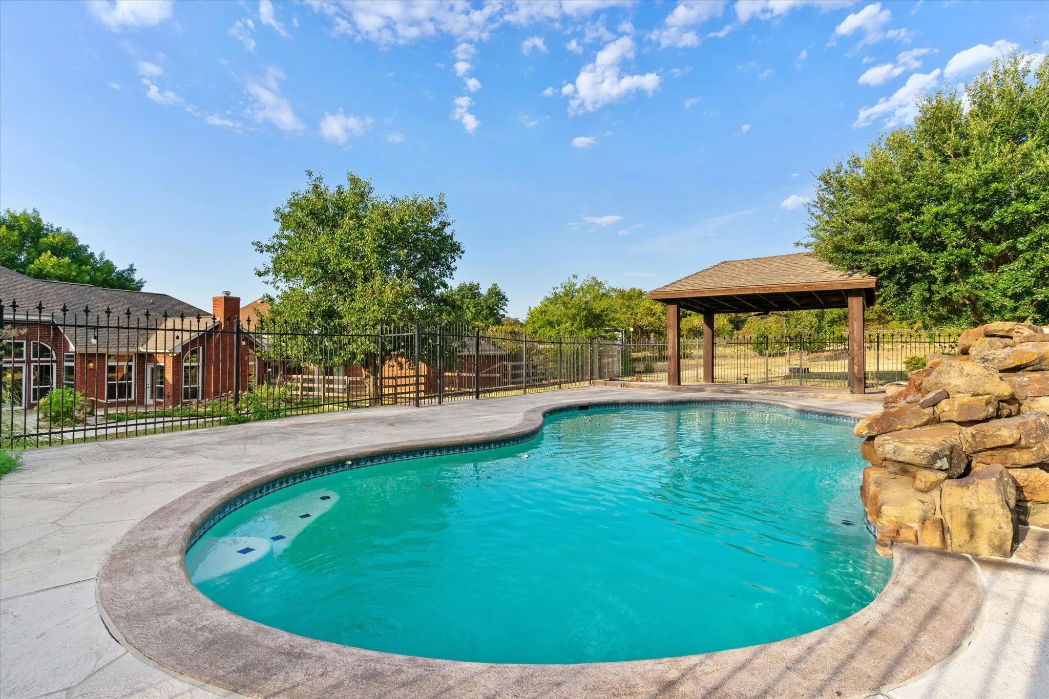 Single Family Residence For Sale in Tarrant County , 501 Valle Vista Court, Keller, Texas 76248, 3 Bedroom, 3 Bathroom, 2 Garage spaces, 3,087 Sqft, built in 1991, mls#21358227, Real Estate Agent in Keller, Homes For Sale in Tarrant county, Homes For Sale in Keller, Realtor in Keller Texas, Real Estate Brokerage Independent Realty Texas, Luminita Cordes Realtor