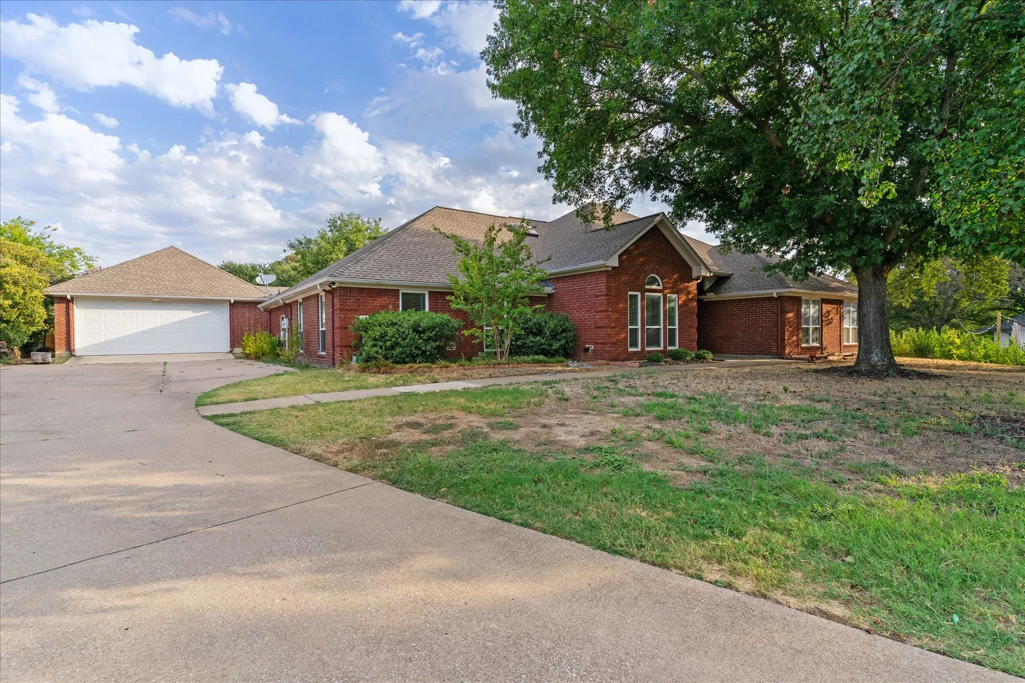 Single Family Residence For Sale in Tarrant County , 501 Valle Vista Court, Keller, Texas 76248, 3 Bedroom, 3 Bathroom, 2 Garage spaces, 3,087 Sqft, built in 1991, mls#21358227, Real Estate Agent in Keller, Homes For Sale in Tarrant county, Homes For Sale in Keller, Realtor in Keller Texas, Real Estate Brokerage Independent Realty Texas, Luminita Cordes Realtor