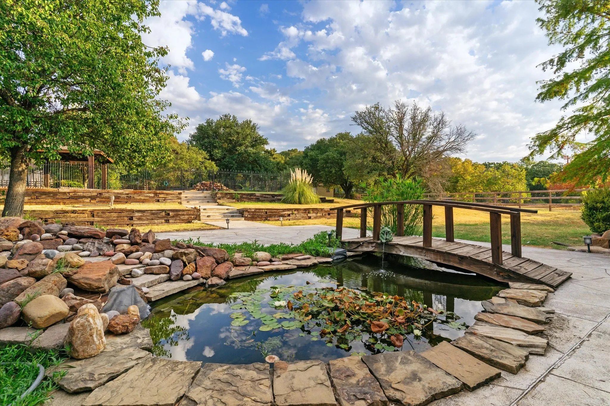 Single Family Residence For Sale in Tarrant County , 501 Valle Vista Court, Keller, Texas 76248, 3 Bedroom, 3 Bathroom, 2 Garage spaces, 3,087 Sqft, built in 1991, mls#21358227, Real Estate Agent in Keller, Homes For Sale in Tarrant county, Homes For Sale in Keller, Realtor in Keller Texas, Real Estate Brokerage Independent Realty Texas, Luminita Cordes Realtor
