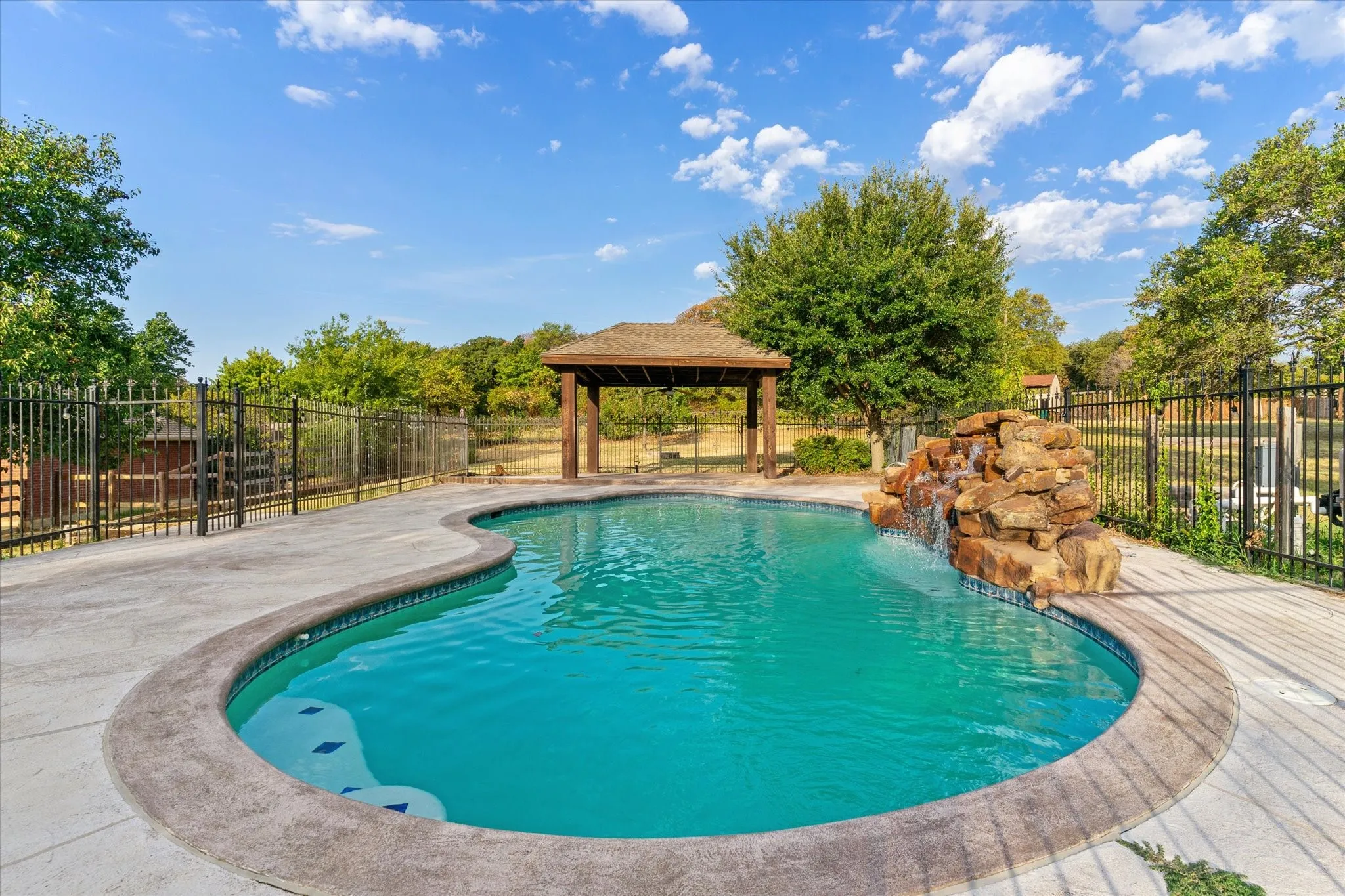 Single Family Residence For Sale in Tarrant County , 501 Valle Vista Court, Keller, Texas 76248, 3 Bedroom, 3 Bathroom, 2 Garage spaces, 3,087 Sqft, built in 1991, mls#21358227, Real Estate Agent in Keller, Homes For Sale in Tarrant county, Homes For Sale in Keller, Realtor in Keller Texas, Real Estate Brokerage Independent Realty Texas, Luminita Cordes Realtor