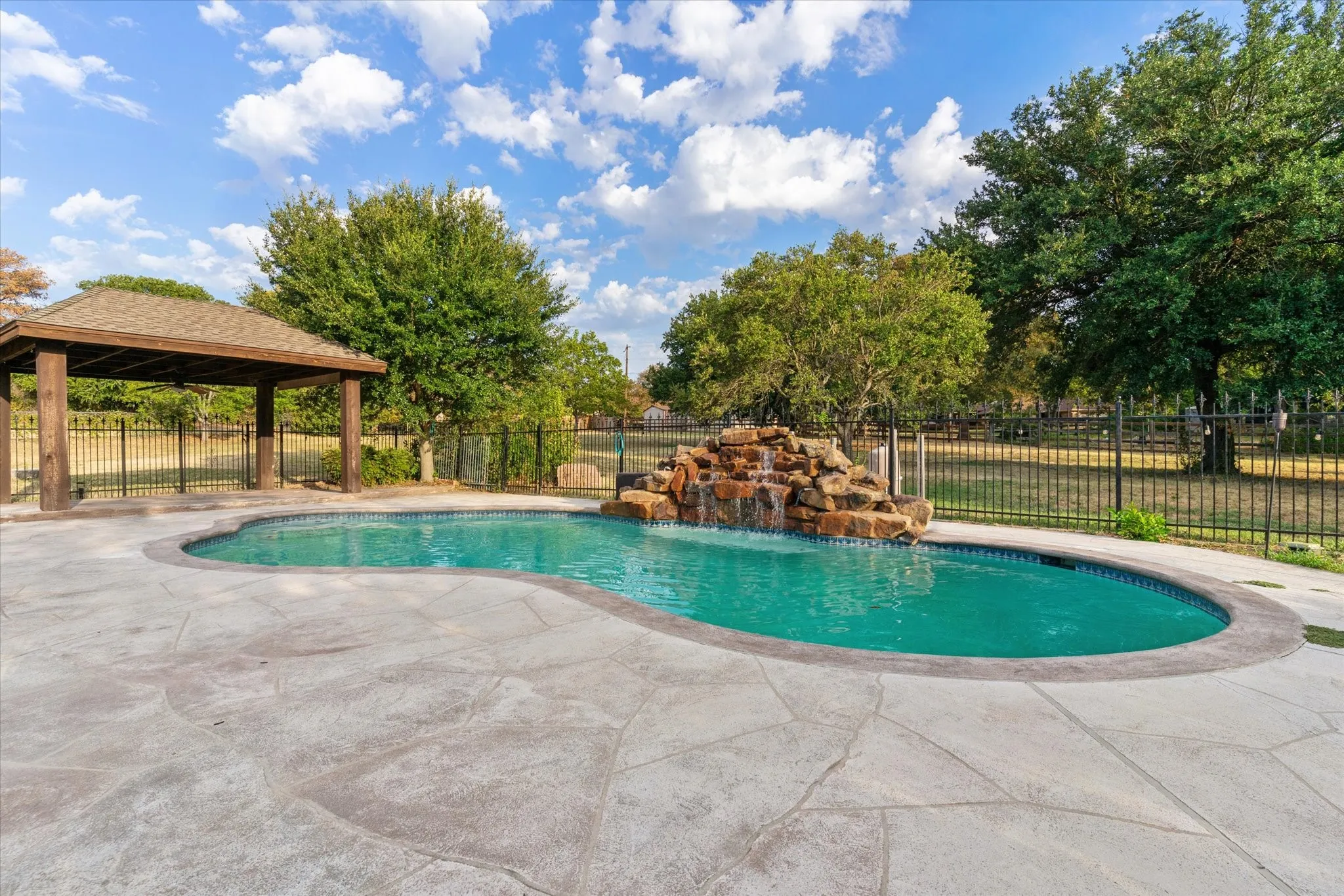 Single Family Residence For Sale in Tarrant County , 501 Valle Vista Court, Keller, Texas 76248, 3 Bedroom, 3 Bathroom, 2 Garage spaces, 3,087 Sqft, built in 1991, mls#21358227, Real Estate Agent in Keller, Homes For Sale in Tarrant county, Homes For Sale in Keller, Realtor in Keller Texas, Real Estate Brokerage Independent Realty Texas, Luminita Cordes Realtor