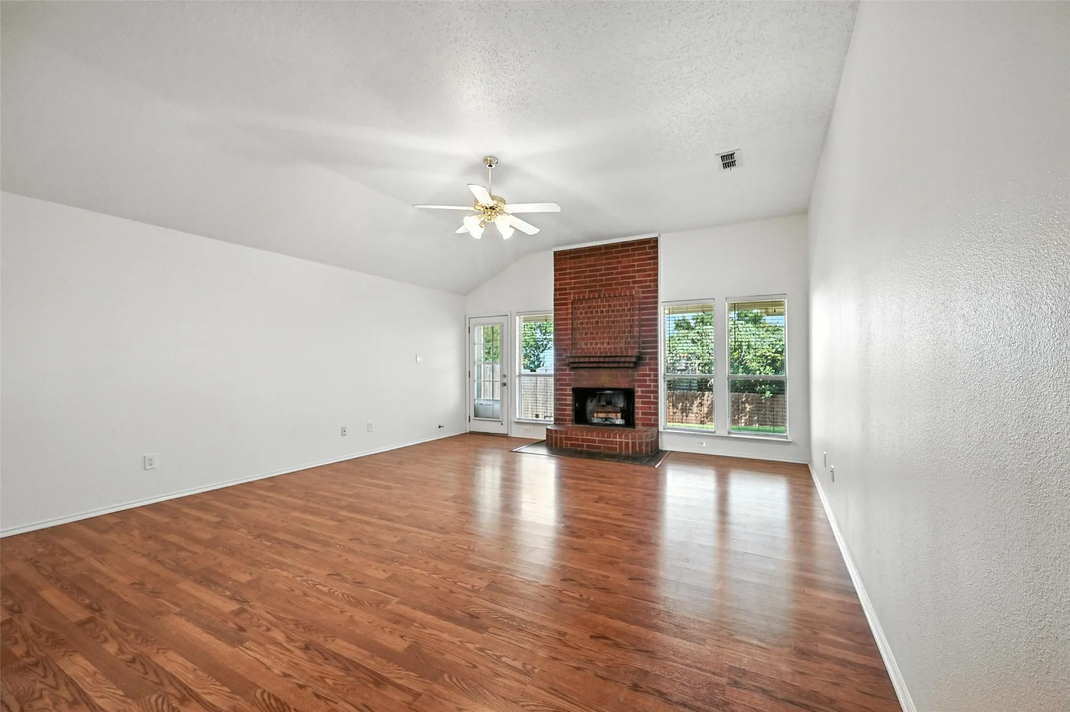 Single Family Residence For Rent in Tarrant County , 1455 Morrison Drive, Fort Worth, Texas 76112, 3 Bedroom, 2 Bathroom, 2 Garage spaces, 1,510 Sqft, built in 2000, mls#21358324, Real Estate Agent in Fort Worth, Homes For Rent in Tarrant county, Homes For Rent in Fort Worth, Realtor in Fort Worth Texas, Real Estate Brokerage Independent Realty Texas, Luminita Cordes Realtor