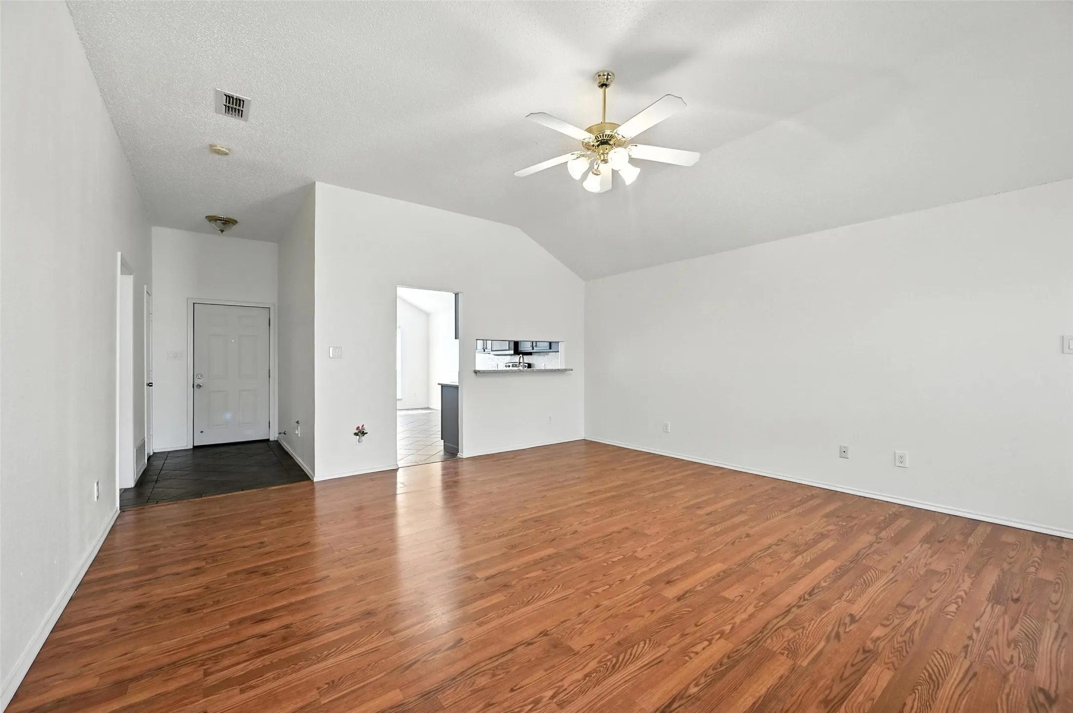 Single Family Residence For Rent in Tarrant County , 1455 Morrison Drive, Fort Worth, Texas 76112, 3 Bedroom, 2 Bathroom, 2 Garage spaces, 1,510 Sqft, built in 2000, mls#21358324, Real Estate Agent in Fort Worth, Homes For Rent in Tarrant county, Homes For Rent in Fort Worth, Realtor in Fort Worth Texas, Real Estate Brokerage Independent Realty Texas, Luminita Cordes Realtor