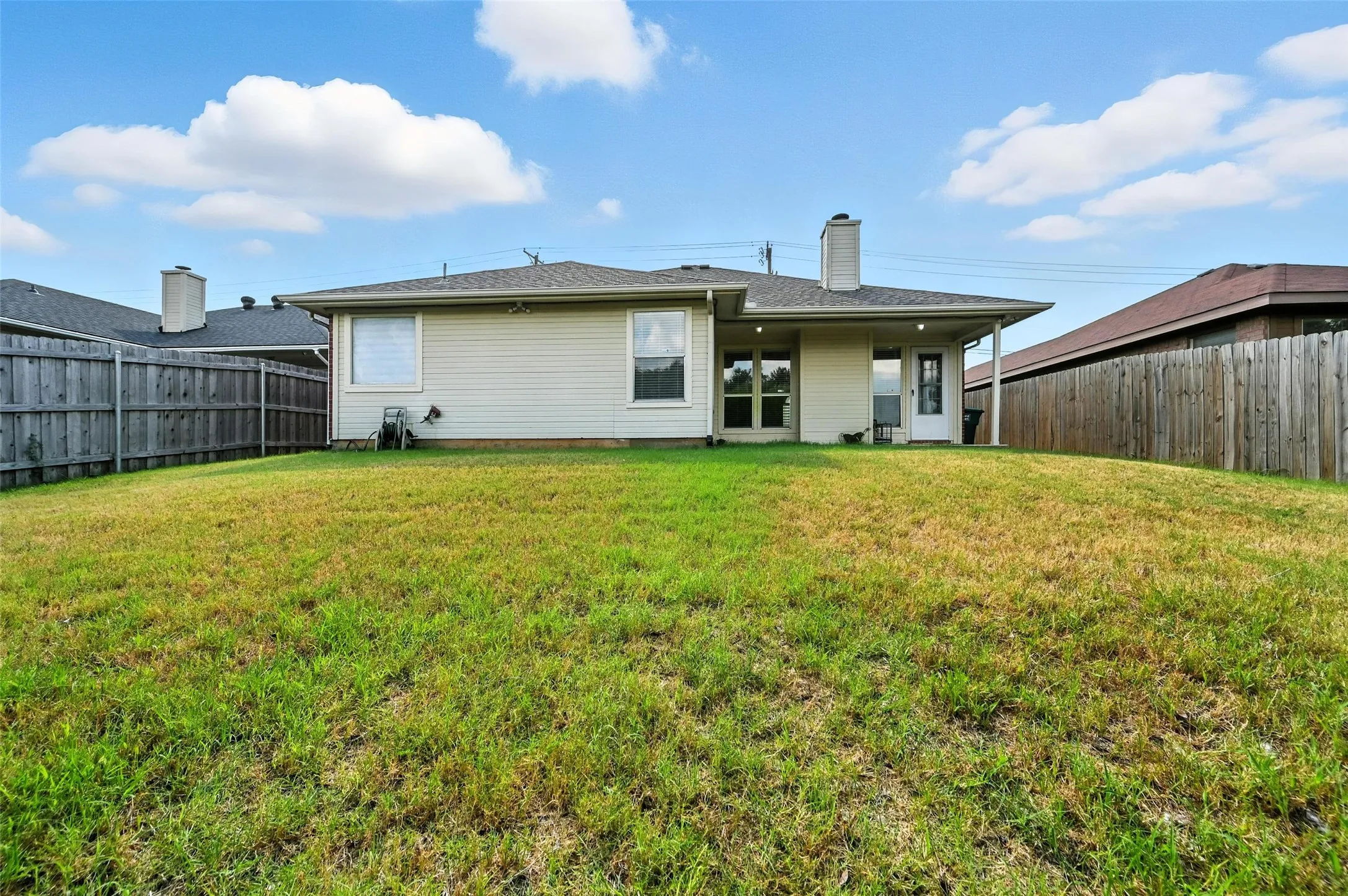 Single Family Residence For Rent in Tarrant County , 1455 Morrison Drive, Fort Worth, Texas 76112, 3 Bedroom, 2 Bathroom, 2 Garage spaces, 1,510 Sqft, built in 2000, mls#21358324, Real Estate Agent in Fort Worth, Homes For Rent in Tarrant county, Homes For Rent in Fort Worth, Realtor in Fort Worth Texas, Real Estate Brokerage Independent Realty Texas, Luminita Cordes Realtor