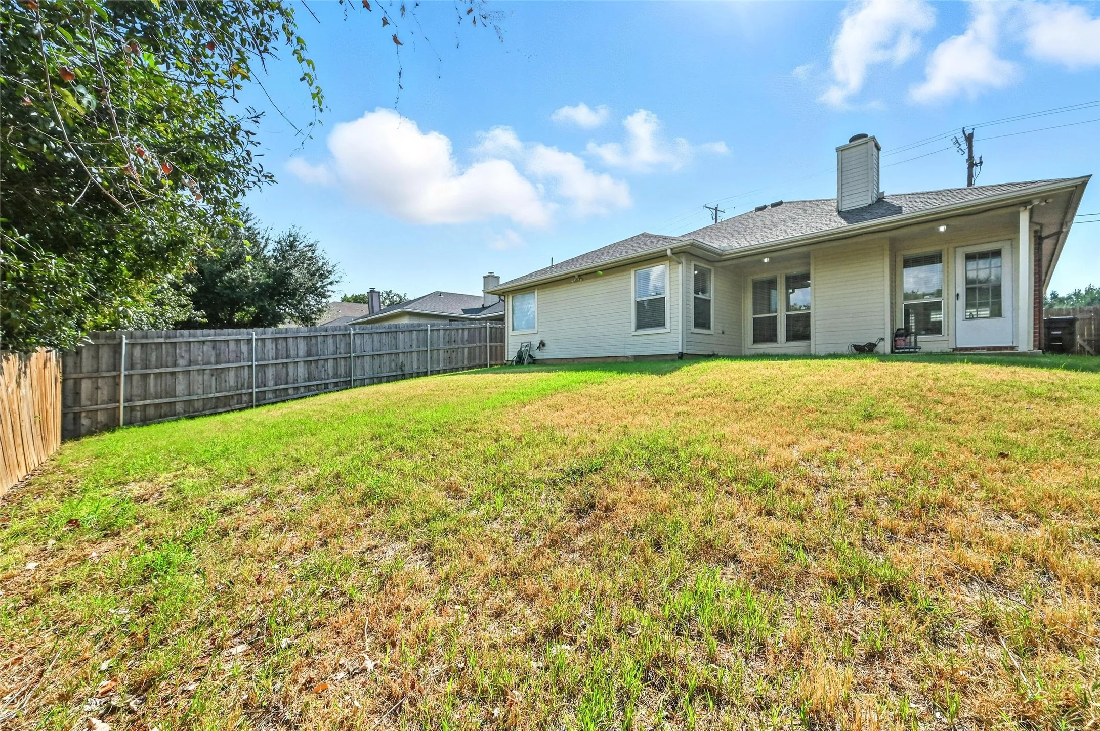 Single Family Residence For Rent in Tarrant County , 1455 Morrison Drive, Fort Worth, Texas 76112, 3 Bedroom, 2 Bathroom, 2 Garage spaces, 1,510 Sqft, built in 2000, mls#21358324, Real Estate Agent in Fort Worth, Homes For Rent in Tarrant county, Homes For Rent in Fort Worth, Realtor in Fort Worth Texas, Real Estate Brokerage Independent Realty Texas, Luminita Cordes Realtor