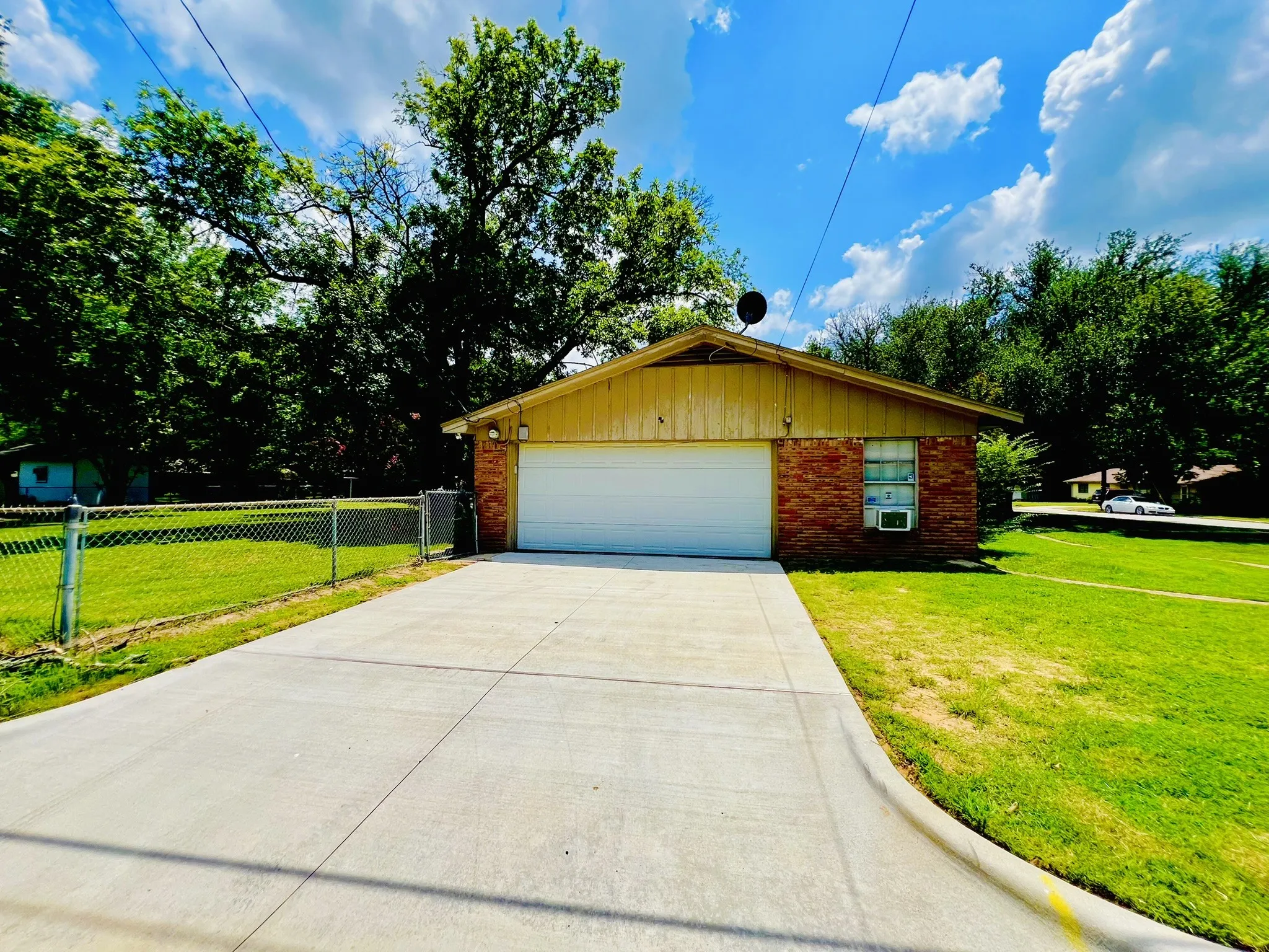 Single Family Residence For Sale in Hopkins County , 114 Harred Street, Sulphur Springs, Texas 75482, 3 Bedroom, 2 Bathroom, 2 Garage spaces, 1,650 Sqft, built in 1958, mls#21349852, Real Estate Agent in Sulphur Springs, Homes For Sale in Hopkins county, Homes For Sale in Sulphur Springs, Realtor in Sulphur Springs Texas, Real Estate Brokerage Independent Realty Texas, Luminita Cordes Realtor