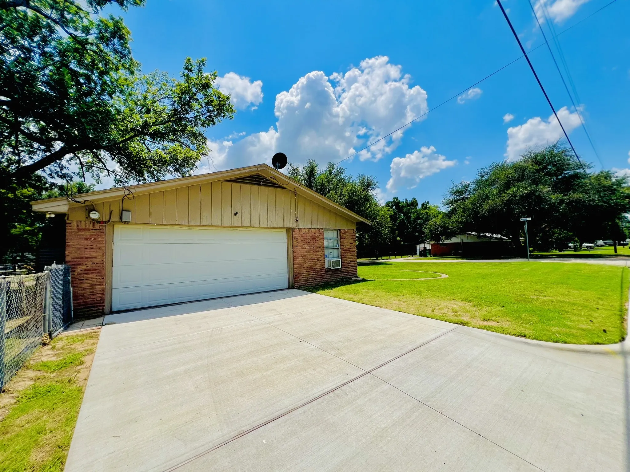 Single Family Residence For Sale in Hopkins County , 114 Harred Street, Sulphur Springs, Texas 75482, 3 Bedroom, 2 Bathroom, 2 Garage spaces, 1,650 Sqft, built in 1958, mls#21349852, Real Estate Agent in Sulphur Springs, Homes For Sale in Hopkins county, Homes For Sale in Sulphur Springs, Realtor in Sulphur Springs Texas, Real Estate Brokerage Independent Realty Texas, Luminita Cordes Realtor