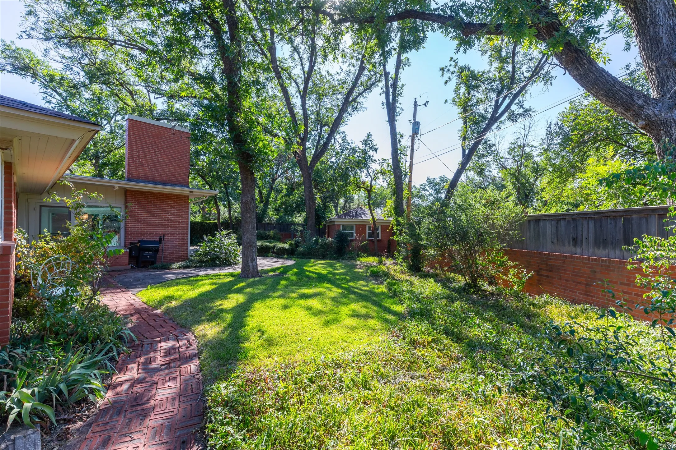 Single Family Residence For Sale in Taylor County , 3765 Woodridge Drive, Abilene, Texas 79605, 4 Bedroom, 3 Bathroom, 2 Garage spaces, 4,117 Sqft, built in 1948, mls#21356929, Real Estate Agent in Abilene, Homes For Sale in Taylor county, Homes For Sale in Abilene, Realtor in Abilene Texas, Real Estate Brokerage Independent Realty Texas, Luminita Cordes Realtor