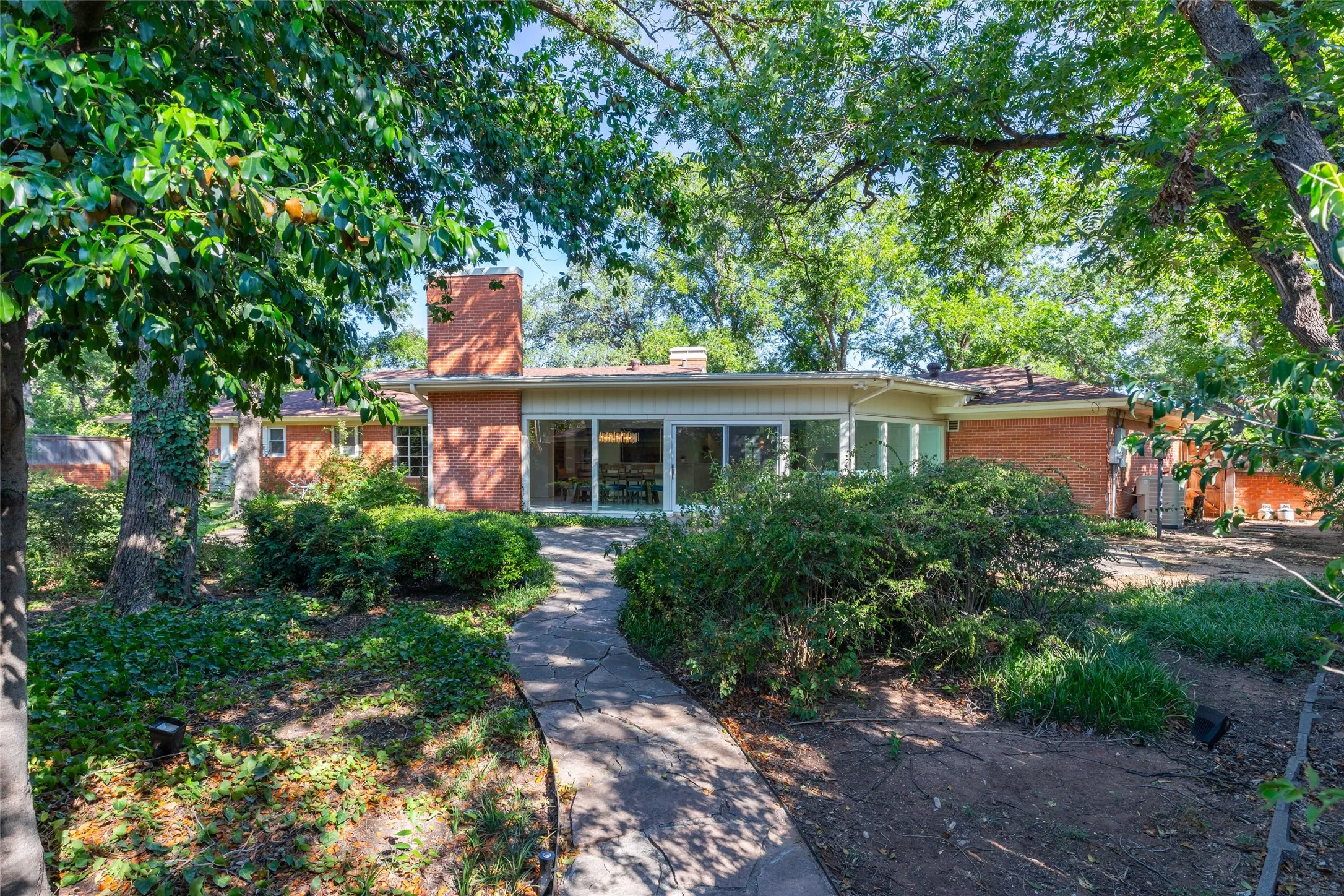 Single Family Residence For Sale in Taylor County , 3765 Woodridge Drive, Abilene, Texas 79605, 4 Bedroom, 3 Bathroom, 2 Garage spaces, 4,117 Sqft, built in 1948, mls#21356929, Real Estate Agent in Abilene, Homes For Sale in Taylor county, Homes For Sale in Abilene, Realtor in Abilene Texas, Real Estate Brokerage Independent Realty Texas, Luminita Cordes Realtor