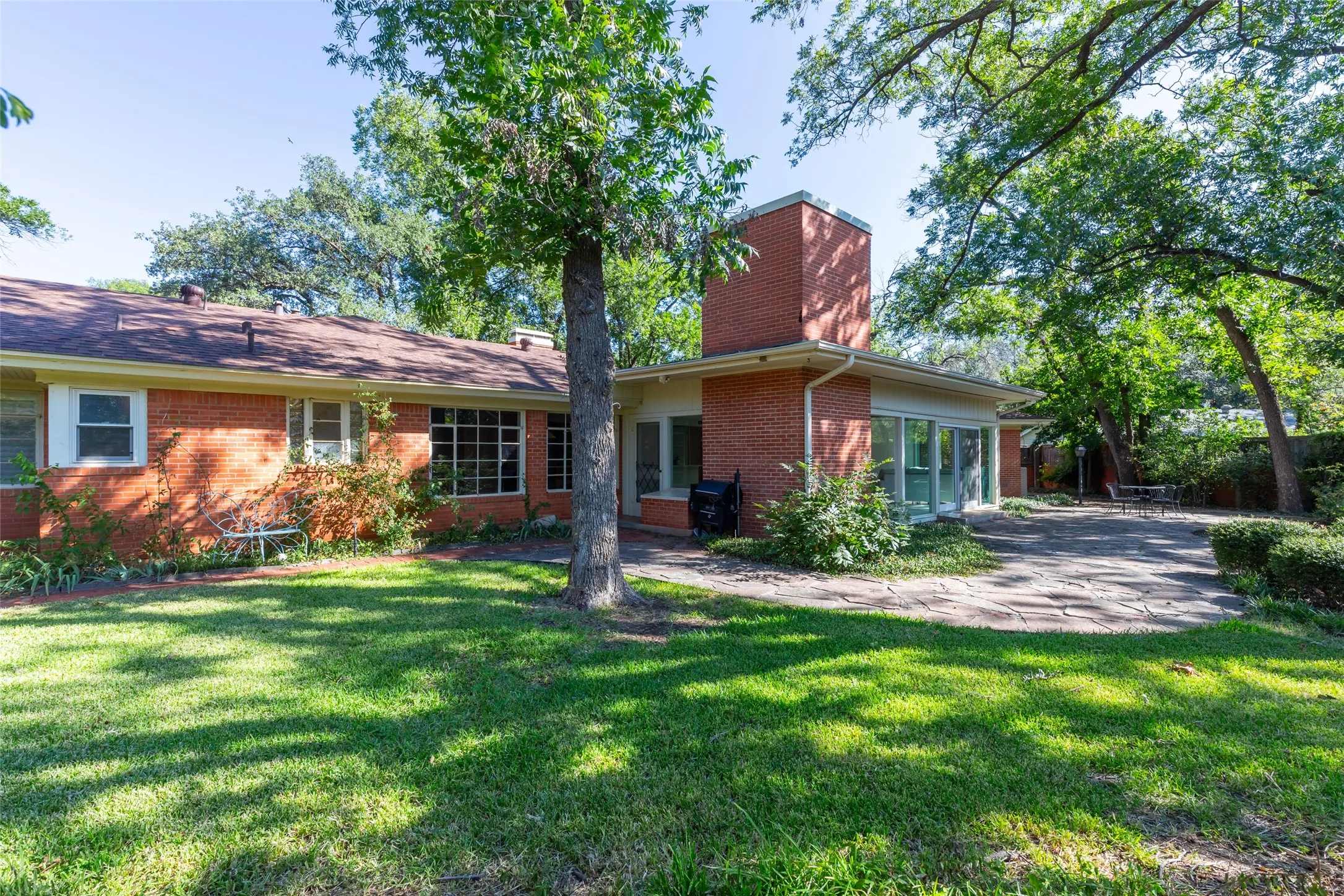 Single Family Residence For Sale in Taylor County , 3765 Woodridge Drive, Abilene, Texas 79605, 4 Bedroom, 3 Bathroom, 2 Garage spaces, 4,117 Sqft, built in 1948, mls#21356929, Real Estate Agent in Abilene, Homes For Sale in Taylor county, Homes For Sale in Abilene, Realtor in Abilene Texas, Real Estate Brokerage Independent Realty Texas, Luminita Cordes Realtor