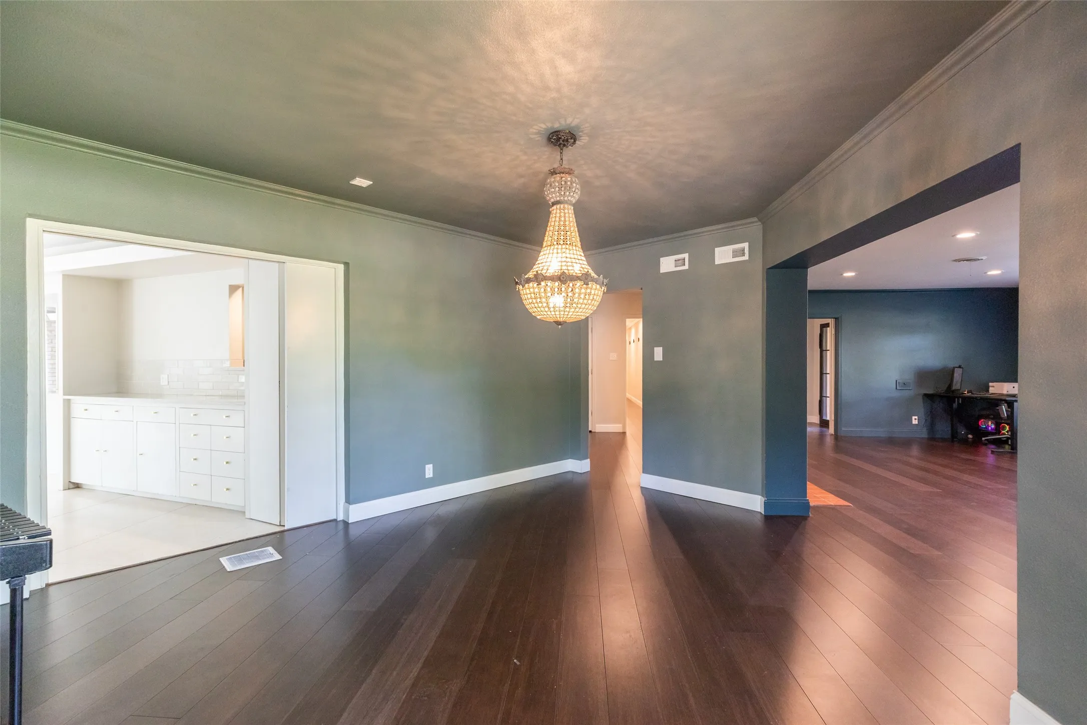Single Family Residence For Sale in Taylor County , 3765 Woodridge Drive, Abilene, Texas 79605, 4 Bedroom, 3 Bathroom, 2 Garage spaces, 4,117 Sqft, built in 1948, mls#21356929, Real Estate Agent in Abilene, Homes For Sale in Taylor county, Homes For Sale in Abilene, Realtor in Abilene Texas, Real Estate Brokerage Independent Realty Texas, Luminita Cordes Realtor