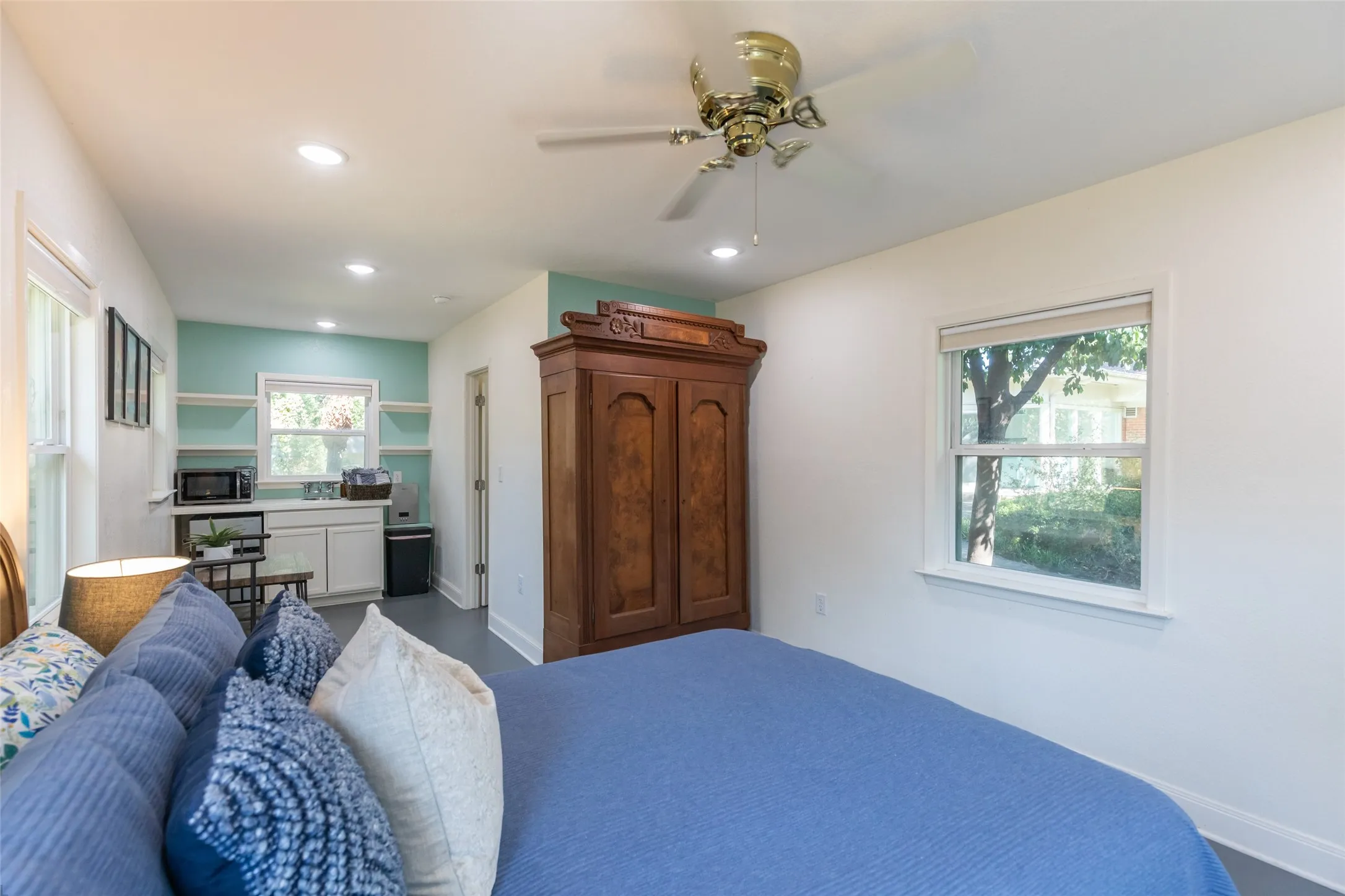 Single Family Residence For Sale in Taylor County , 3765 Woodridge Drive, Abilene, Texas 79605, 4 Bedroom, 3 Bathroom, 2 Garage spaces, 4,117 Sqft, built in 1948, mls#21356929, Real Estate Agent in Abilene, Homes For Sale in Taylor county, Homes For Sale in Abilene, Realtor in Abilene Texas, Real Estate Brokerage Independent Realty Texas, Luminita Cordes Realtor