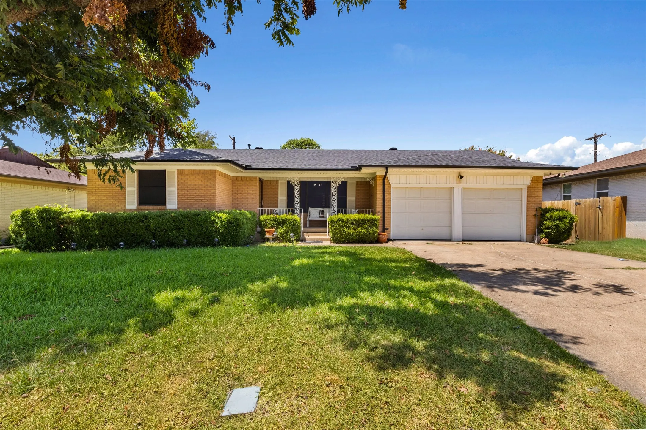 Single Family Residence For Sale in Dallas County , 2505 Robin Lane, Garland, Texas 75041, 3 Bedroom, 2 Bathroom, 2 Garage spaces, 1,500 Sqft, built in 1961, mls#21358318, Real Estate Agent in Garland, Homes For Sale in Dallas county, Homes For Sale in Garland, Realtor in Garland Texas, Real Estate Brokerage Independent Realty Texas, Luminita Cordes Realtor