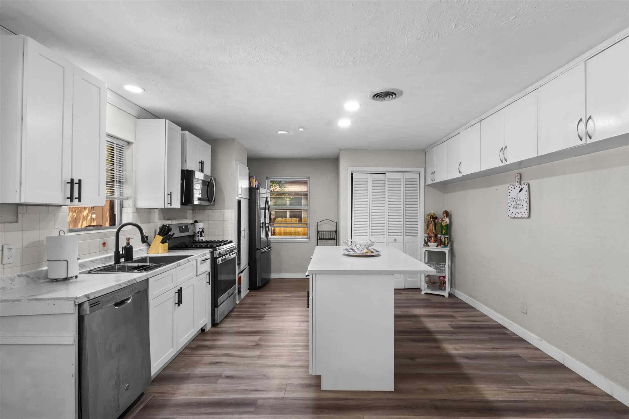 Single Family Residence For Sale in Dallas County , 2505 Robin Lane, Garland, Texas 75041, 3 Bedroom, 2 Bathroom, 2 Garage spaces, 1,500 Sqft, built in 1961, mls#21358318, Real Estate Agent in Garland, Homes For Sale in Dallas county, Homes For Sale in Garland, Realtor in Garland Texas, Real Estate Brokerage Independent Realty Texas, Luminita Cordes Realtor