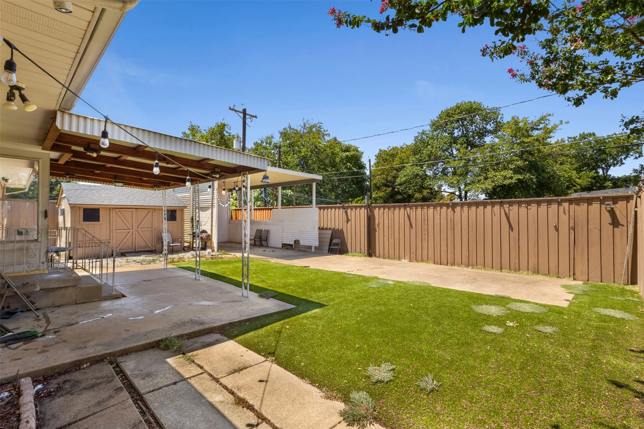 Single Family Residence For Sale in Dallas County , 2505 Robin Lane, Garland, Texas 75041, 3 Bedroom, 2 Bathroom, 2 Garage spaces, 1,500 Sqft, built in 1961, mls#21358318, Real Estate Agent in Garland, Homes For Sale in Dallas county, Homes For Sale in Garland, Realtor in Garland Texas, Real Estate Brokerage Independent Realty Texas, Luminita Cordes Realtor