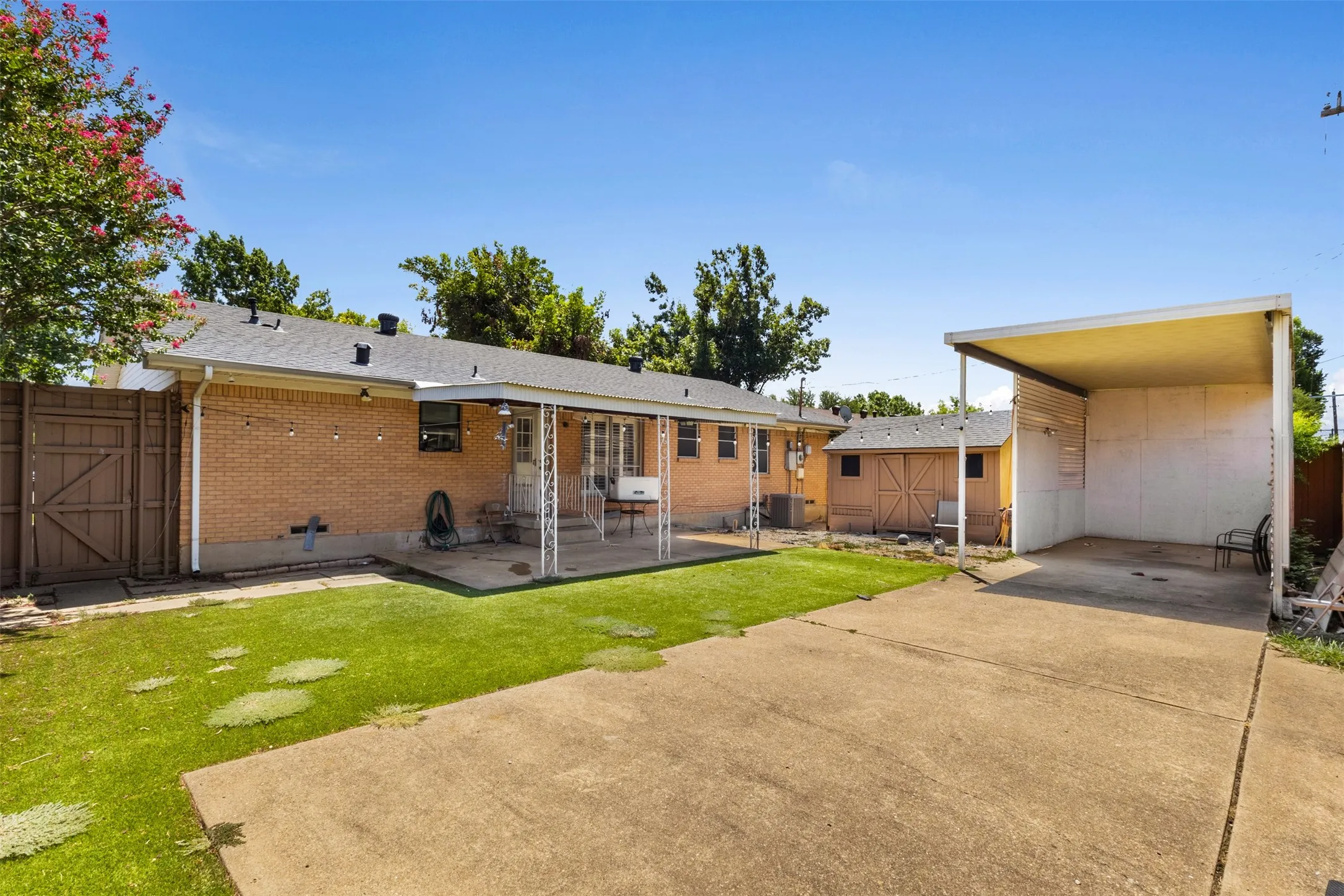 Single Family Residence For Sale in Dallas County , 2505 Robin Lane, Garland, Texas 75041, 3 Bedroom, 2 Bathroom, 2 Garage spaces, 1,500 Sqft, built in 1961, mls#21358318, Real Estate Agent in Garland, Homes For Sale in Dallas county, Homes For Sale in Garland, Realtor in Garland Texas, Real Estate Brokerage Independent Realty Texas, Luminita Cordes Realtor