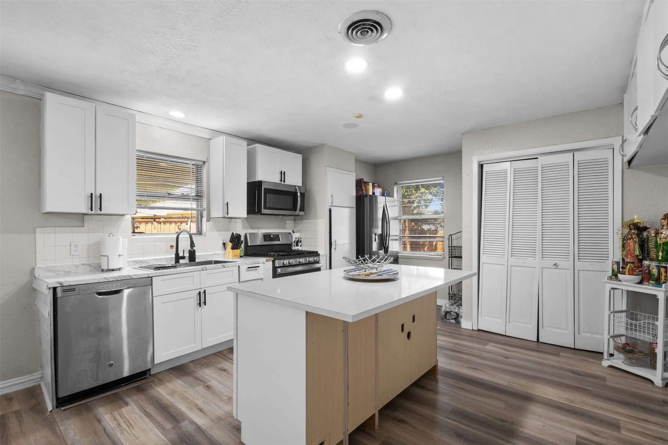 Single Family Residence For Sale in Dallas County , 2505 Robin Lane, Garland, Texas 75041, 3 Bedroom, 2 Bathroom, 2 Garage spaces, 1,500 Sqft, built in 1961, mls#21358318, Real Estate Agent in Garland, Homes For Sale in Dallas county, Homes For Sale in Garland, Realtor in Garland Texas, Real Estate Brokerage Independent Realty Texas, Luminita Cordes Realtor