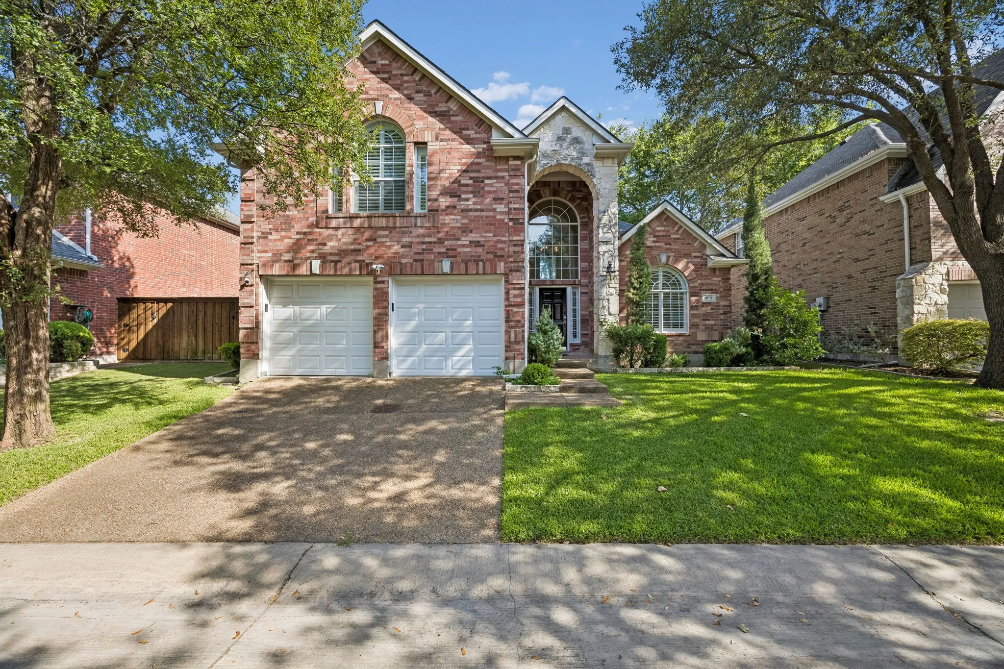 Single Family Residence For Sale in Dallas County , 9028 Clearhurst Drive, Dallas, Texas 75238, 3 Bedroom, 2 Bathroom, 2 Garage spaces, 1,859 Sqft, built in 1999, mls#21358155, Real Estate Agent in Dallas, Homes For Sale in Dallas county, Homes For Sale in Dallas, Realtor in Dallas Texas, Real Estate Brokerage Independent Realty Texas, Luminita Cordes Realtor
