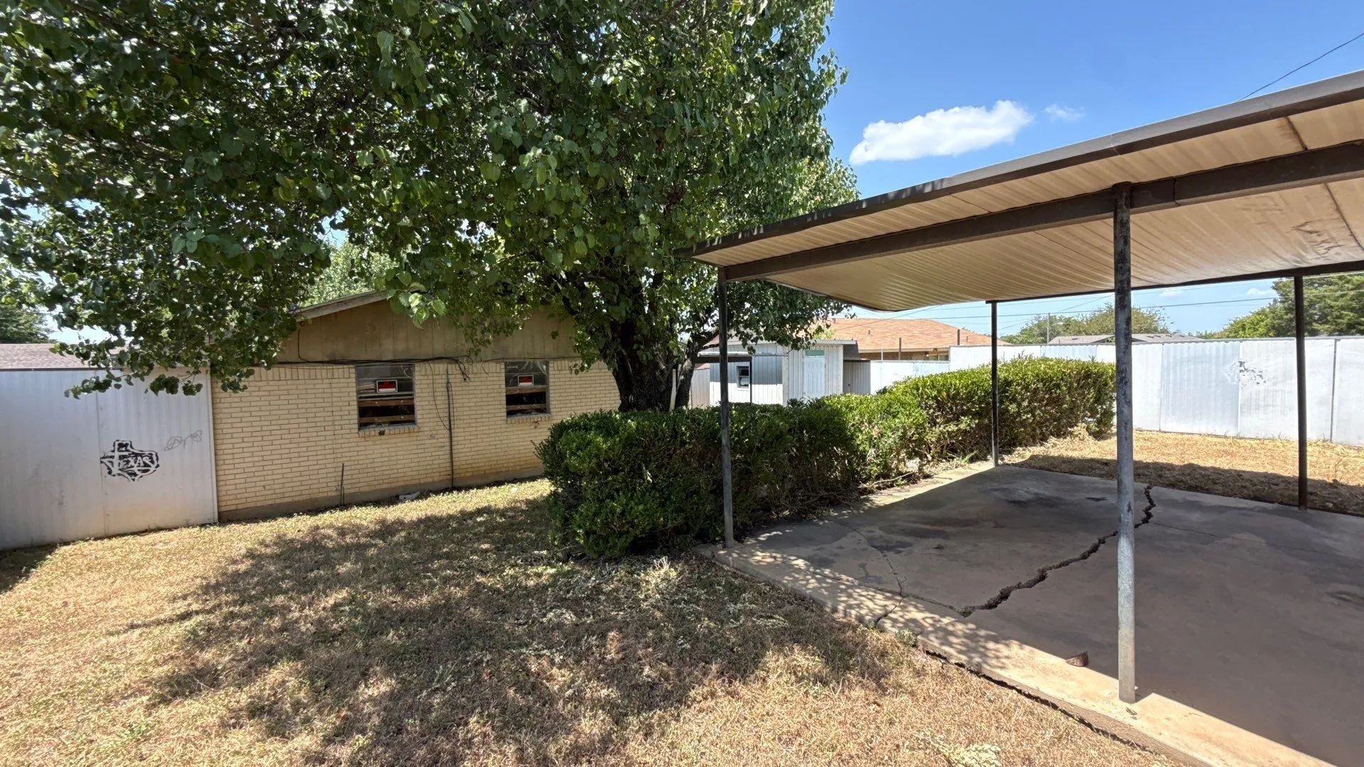 Single Family Residence For Sale in Dallas County , 3976 Avocado Drive, Dallas, Texas 75241, 3 Bedroom, 2 Bathroom, 1 Garage spaces, 1,125 Sqft, built in 1971, Price $124,900, mls#21355771, Real Estate Agent in Dallas, Homes For Sale in Dallas county, Homes For Sale in Dallas, Realtor in Dallas Texas, Real Estate Brokerage Independent Realty Texas, Luminita Cordes Realtor