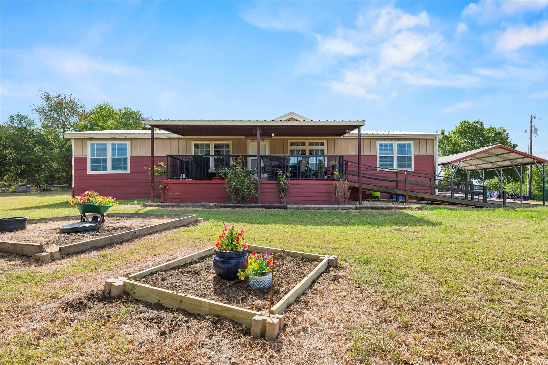 Manufactured Home For Sale in Limestone County , 372 Lcr 222, Wortham, Texas 76693, 3 Bedroom, 2 Bathroom, 2 Garage spaces, 1,948 Sqft, built in 2015, mls#21349542, Real Estate Agent in Wortham, Homes For Sale in Limestone county, Homes For Sale in Wortham, Realtor in Wortham Texas, Real Estate Brokerage Independent Realty Texas, Luminita Cordes Realtor
