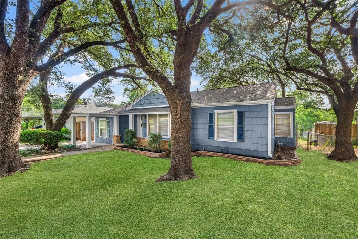 Single Family Residence For Rent in Tarrant County , 3133 Bigham Boulevard, Fort Worth, Texas 76116, 3 Bedroom, 1 Bathroom, Garage spaces, 1,165 Sqft, built in 1942, mls#21358359, Real Estate Agent in Fort Worth, Homes For Rent in Tarrant county, Homes For Rent in Fort Worth, Realtor in Fort Worth Texas, Real Estate Brokerage Independent Realty Texas, Luminita Cordes Realtor