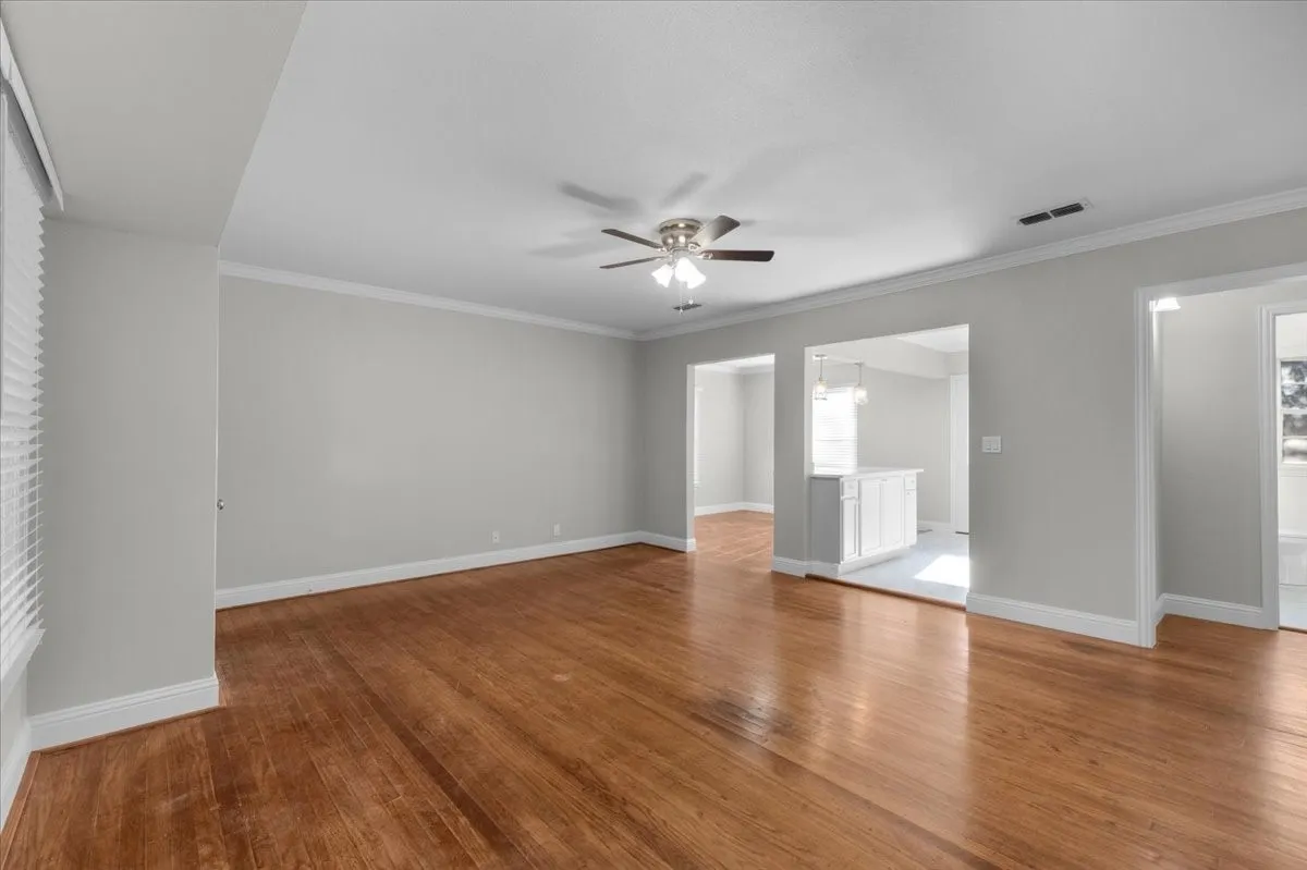 Single Family Residence For Rent in Tarrant County , 3133 Bigham Boulevard, Fort Worth, Texas 76116, 3 Bedroom, 1 Bathroom, Garage spaces, 1,165 Sqft, built in 1942, mls#21358359, Real Estate Agent in Fort Worth, Homes For Rent in Tarrant county, Homes For Rent in Fort Worth, Realtor in Fort Worth Texas, Real Estate Brokerage Independent Realty Texas, Luminita Cordes Realtor