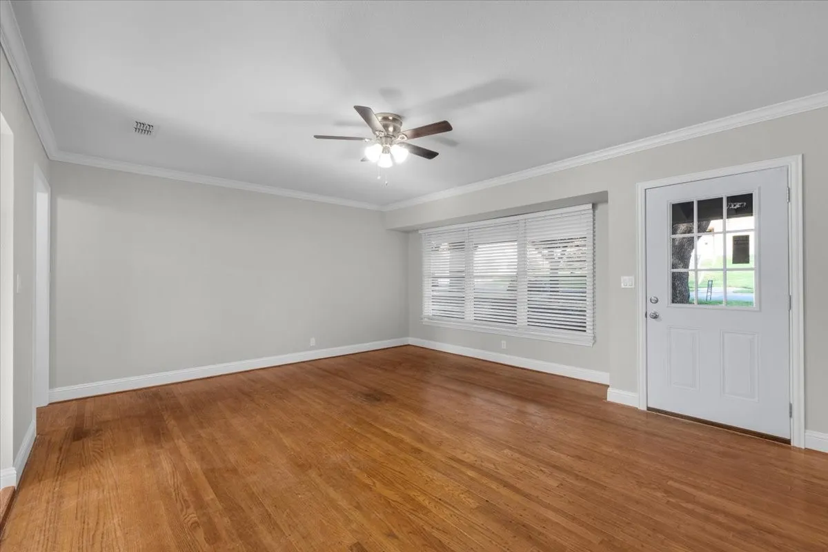 Single Family Residence For Rent in Tarrant County , 3133 Bigham Boulevard, Fort Worth, Texas 76116, 3 Bedroom, 1 Bathroom, Garage spaces, 1,165 Sqft, built in 1942, mls#21358359, Real Estate Agent in Fort Worth, Homes For Rent in Tarrant county, Homes For Rent in Fort Worth, Realtor in Fort Worth Texas, Real Estate Brokerage Independent Realty Texas, Luminita Cordes Realtor