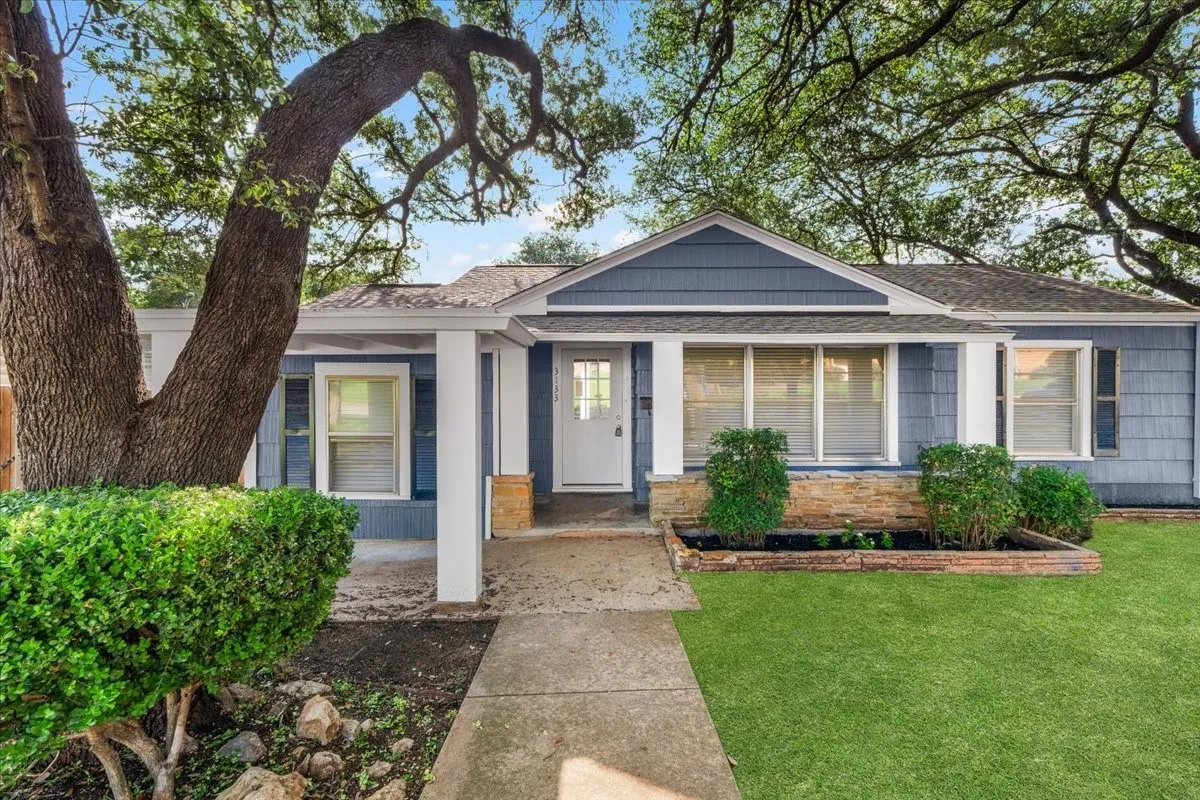 Single Family Residence For Rent in Tarrant County , 3133 Bigham Boulevard, Fort Worth, Texas 76116, 3 Bedroom, 1 Bathroom, Garage spaces, 1,165 Sqft, built in 1942, mls#21358359, Real Estate Agent in Fort Worth, Homes For Rent in Tarrant county, Homes For Rent in Fort Worth, Realtor in Fort Worth Texas, Real Estate Brokerage Independent Realty Texas, Luminita Cordes Realtor