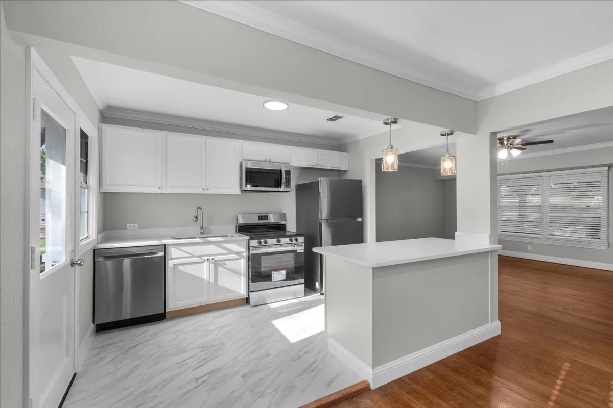 Single Family Residence For Rent in Tarrant County , 3133 Bigham Boulevard, Fort Worth, Texas 76116, 3 Bedroom, 1 Bathroom, Garage spaces, 1,165 Sqft, built in 1942, mls#21358359, Real Estate Agent in Fort Worth, Homes For Rent in Tarrant county, Homes For Rent in Fort Worth, Realtor in Fort Worth Texas, Real Estate Brokerage Independent Realty Texas, Luminita Cordes Realtor