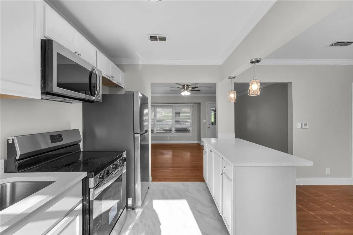 Single Family Residence For Rent in Tarrant County , 3133 Bigham Boulevard, Fort Worth, Texas 76116, 3 Bedroom, 1 Bathroom, Garage spaces, 1,165 Sqft, built in 1942, mls#21358359, Real Estate Agent in Fort Worth, Homes For Rent in Tarrant county, Homes For Rent in Fort Worth, Realtor in Fort Worth Texas, Real Estate Brokerage Independent Realty Texas, Luminita Cordes Realtor