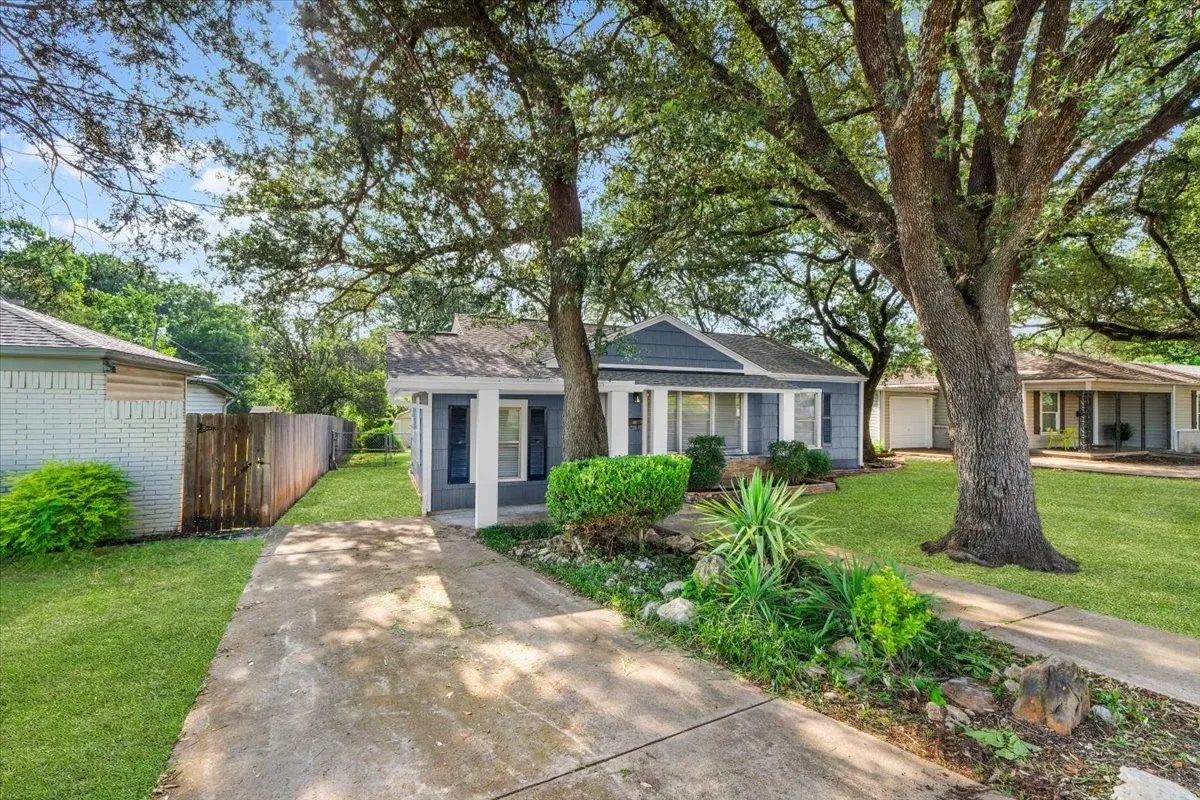 Single Family Residence For Rent in Tarrant County , 3133 Bigham Boulevard, Fort Worth, Texas 76116, 3 Bedroom, 1 Bathroom, Garage spaces, 1,165 Sqft, built in 1942, mls#21358359, Real Estate Agent in Fort Worth, Homes For Rent in Tarrant county, Homes For Rent in Fort Worth, Realtor in Fort Worth Texas, Real Estate Brokerage Independent Realty Texas, Luminita Cordes Realtor