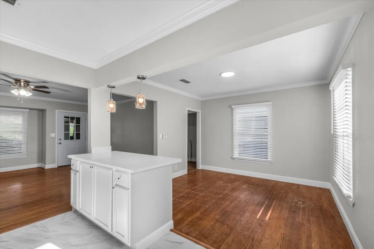 Single Family Residence For Rent in Tarrant County , 3133 Bigham Boulevard, Fort Worth, Texas 76116, 3 Bedroom, 1 Bathroom, Garage spaces, 1,165 Sqft, built in 1942, mls#21358359, Real Estate Agent in Fort Worth, Homes For Rent in Tarrant county, Homes For Rent in Fort Worth, Realtor in Fort Worth Texas, Real Estate Brokerage Independent Realty Texas, Luminita Cordes Realtor