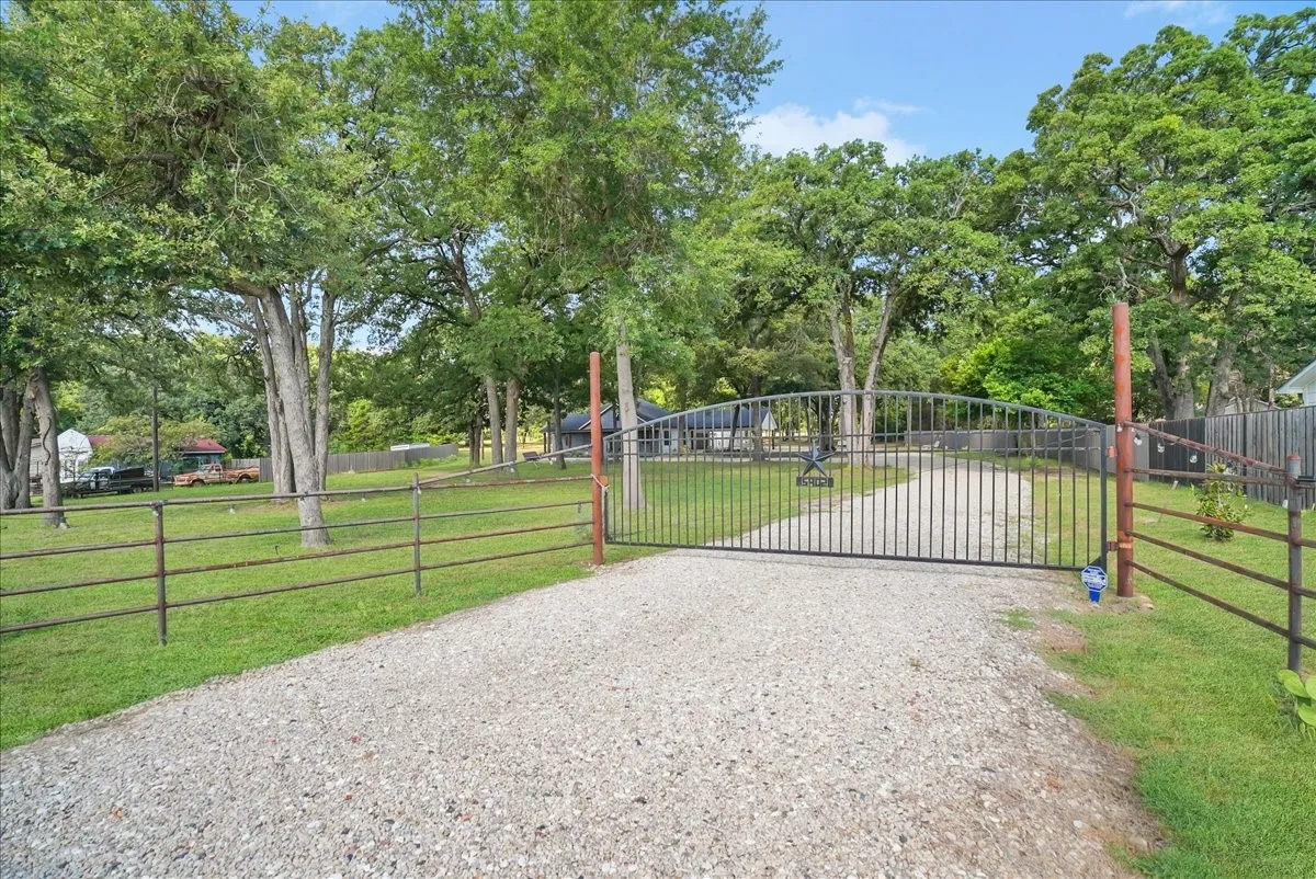 Single Family Residence For Sale in Henderson County , 5902 Fm 2494, Athens, Texas 75751, 5 Bedroom, 5 Bathroom, 2 Garage spaces, 2,399 Sqft, built in 1999, mls#21355463, Real Estate Agent in Athens, Homes For Sale in Henderson county, Homes For Sale in Athens, Realtor in Athens Texas, Real Estate Brokerage Independent Realty Texas, Luminita Cordes Realtor